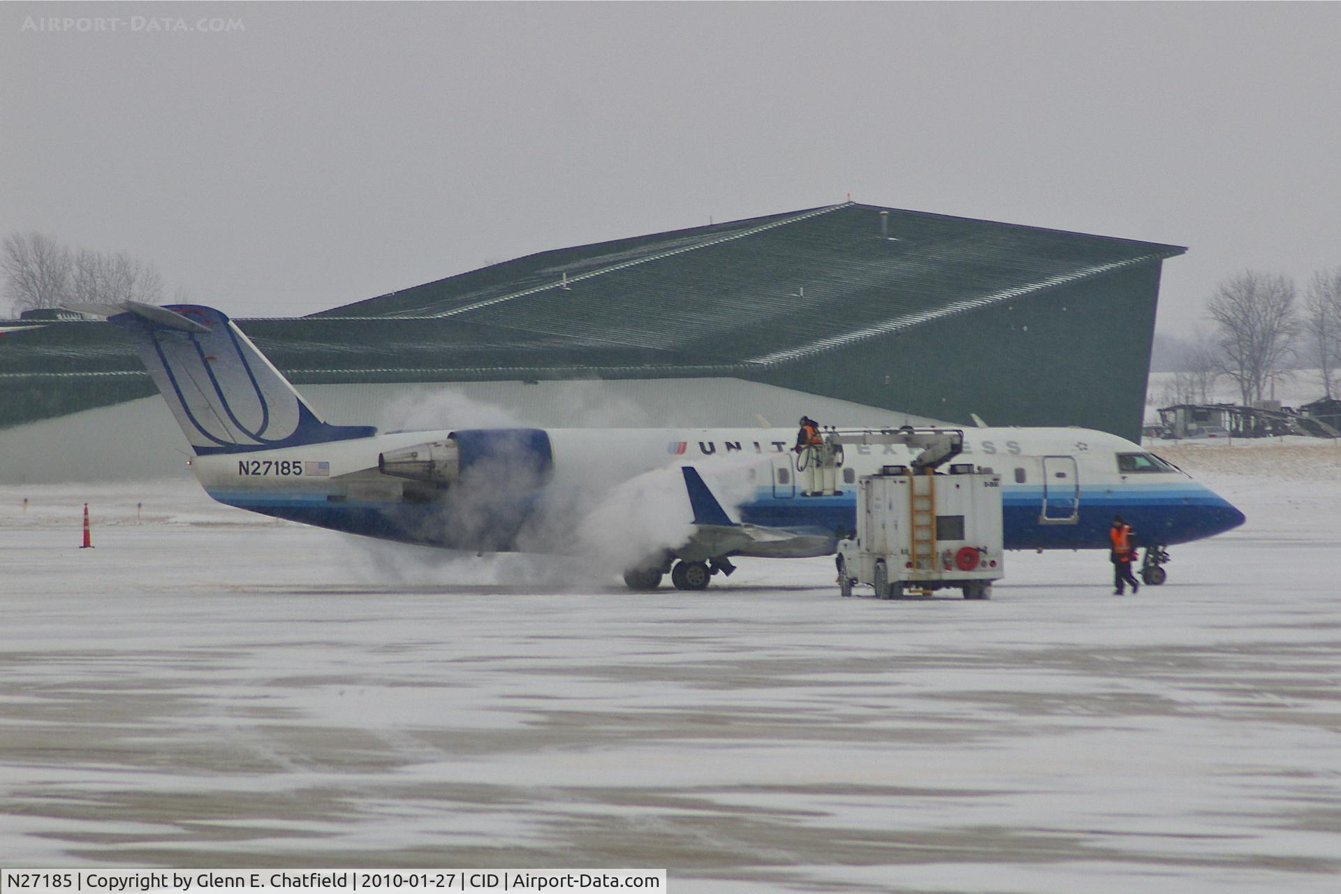 N27185, 1997 Canadair CRJ-200LR (CL-600-2B19) C/N 7185, De-icing during light snow