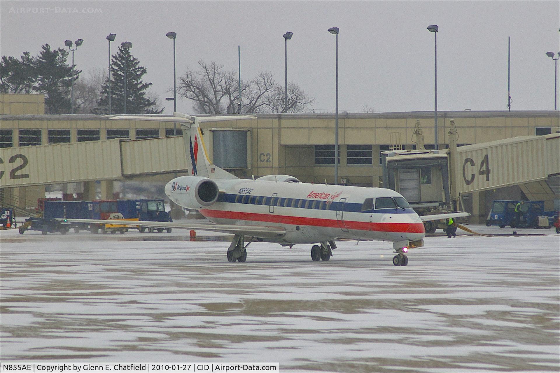 N855AE, 2003 Embraer ERJ-140LR (EMB-135KL) C/N 145747, Pulling out of the gate during light snow