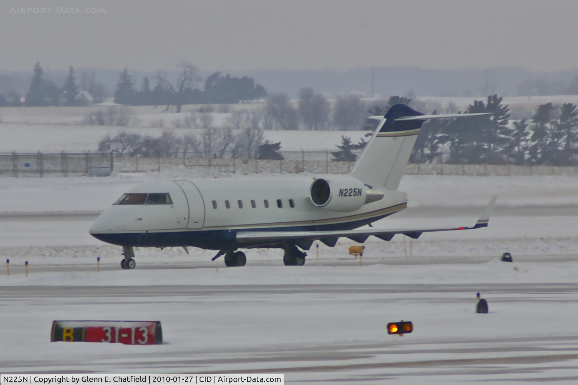 N225N, 2006 Bombardier Challenger 604 (CL-600-2B16) C/N 5652, Taxiing from PS Air to Runway 27, light snow falling