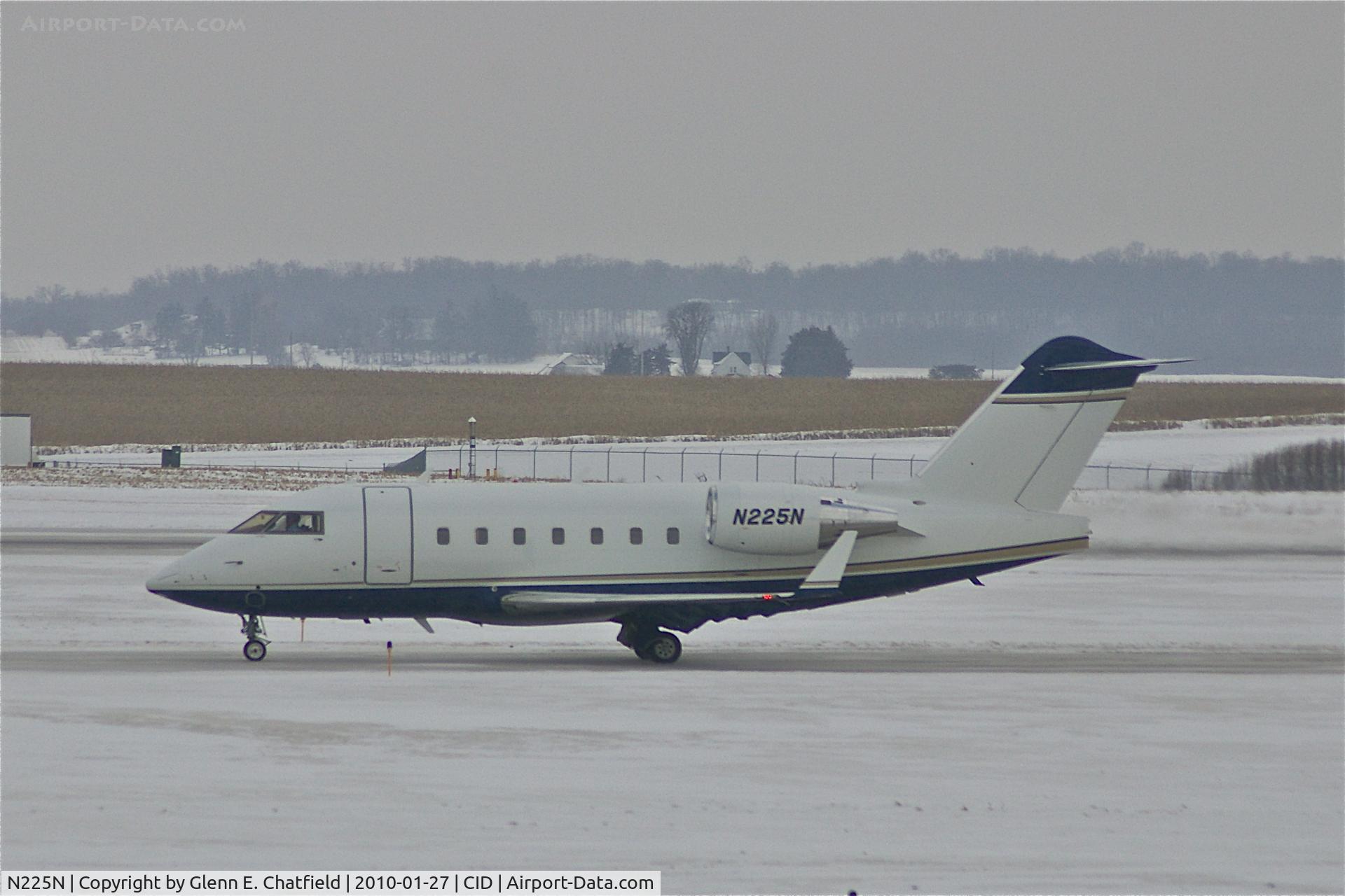 N225N, 2006 Bombardier Challenger 604 (CL-600-2B16) C/N 5652, Taxiing to Runway 27, light snow falling