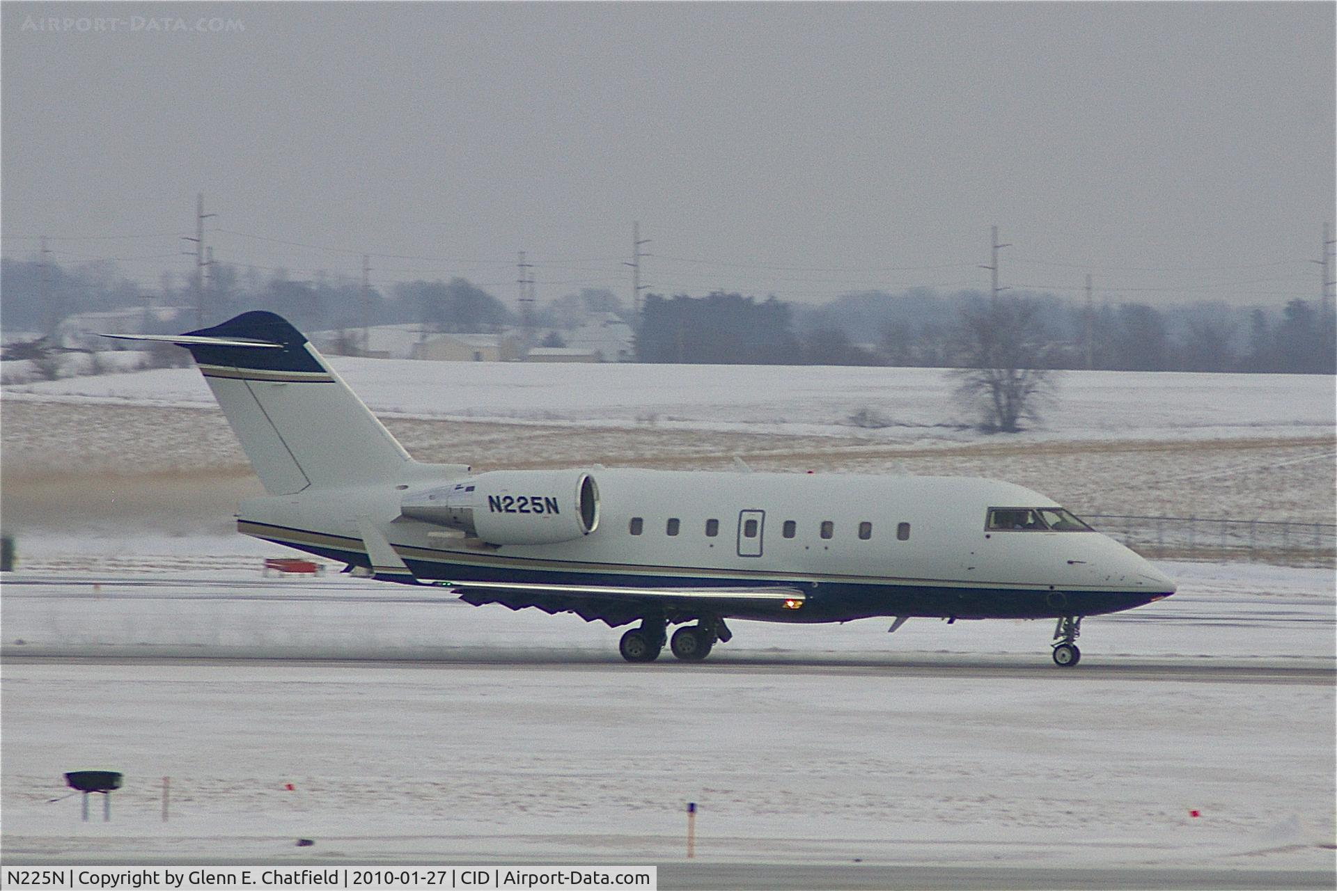 N225N, 2006 Bombardier Challenger 604 (CL-600-2B16) C/N 5652, Take-off roll, Runway 27, light snow falling