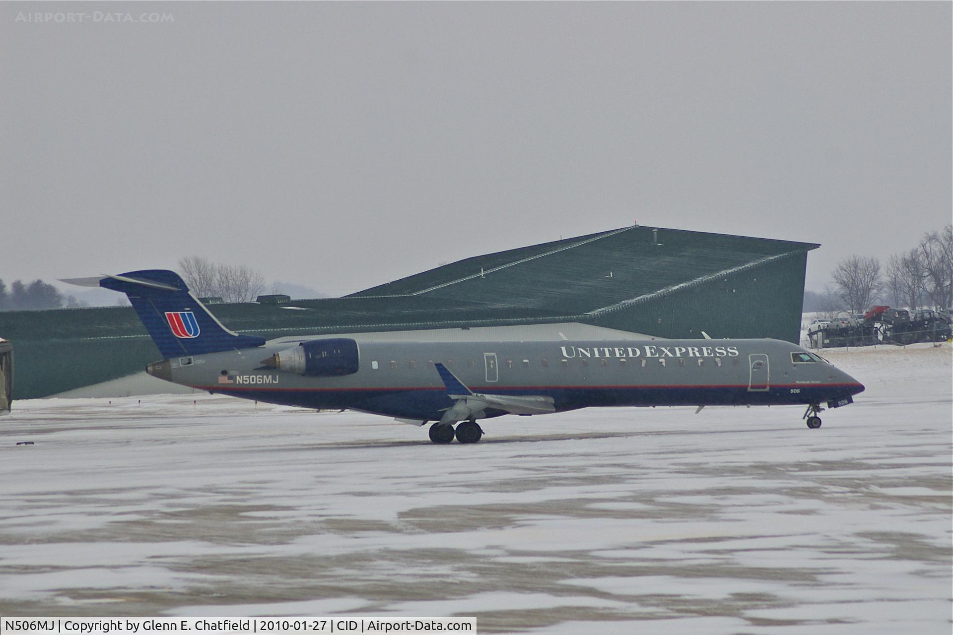 N506MJ, 2002 Bombardier RJ-700 (CL-600-2C10) Regional Jet C/N 10073, Moving into position for de-icing during light snow