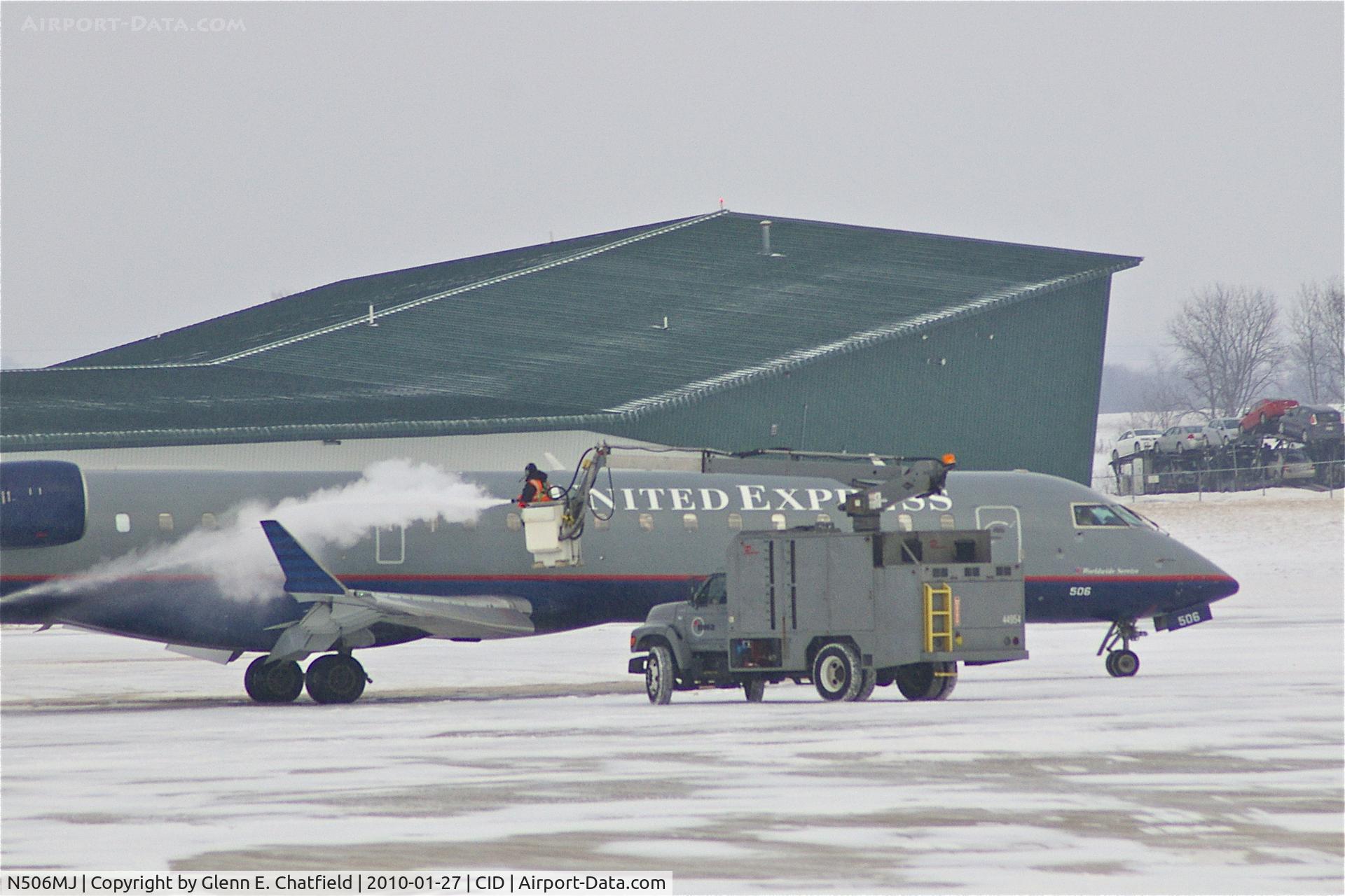 N506MJ, 2002 Bombardier RJ-700 (CL-600-2C10) Regional Jet C/N 10073, De-icing during light snow