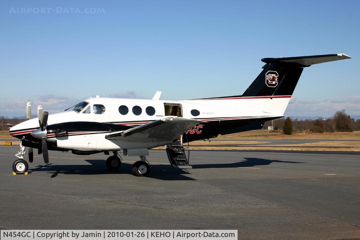 N454GC, 1980 Beech F90 King Air C/N LA-39, A classy paint job, but the props could use some attention.
