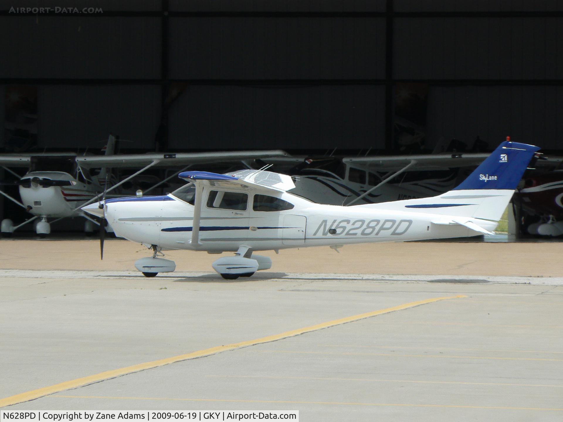 N628PD, 2000 Cessna 182S Skylane C/N 18280724, At Arlington Municipal