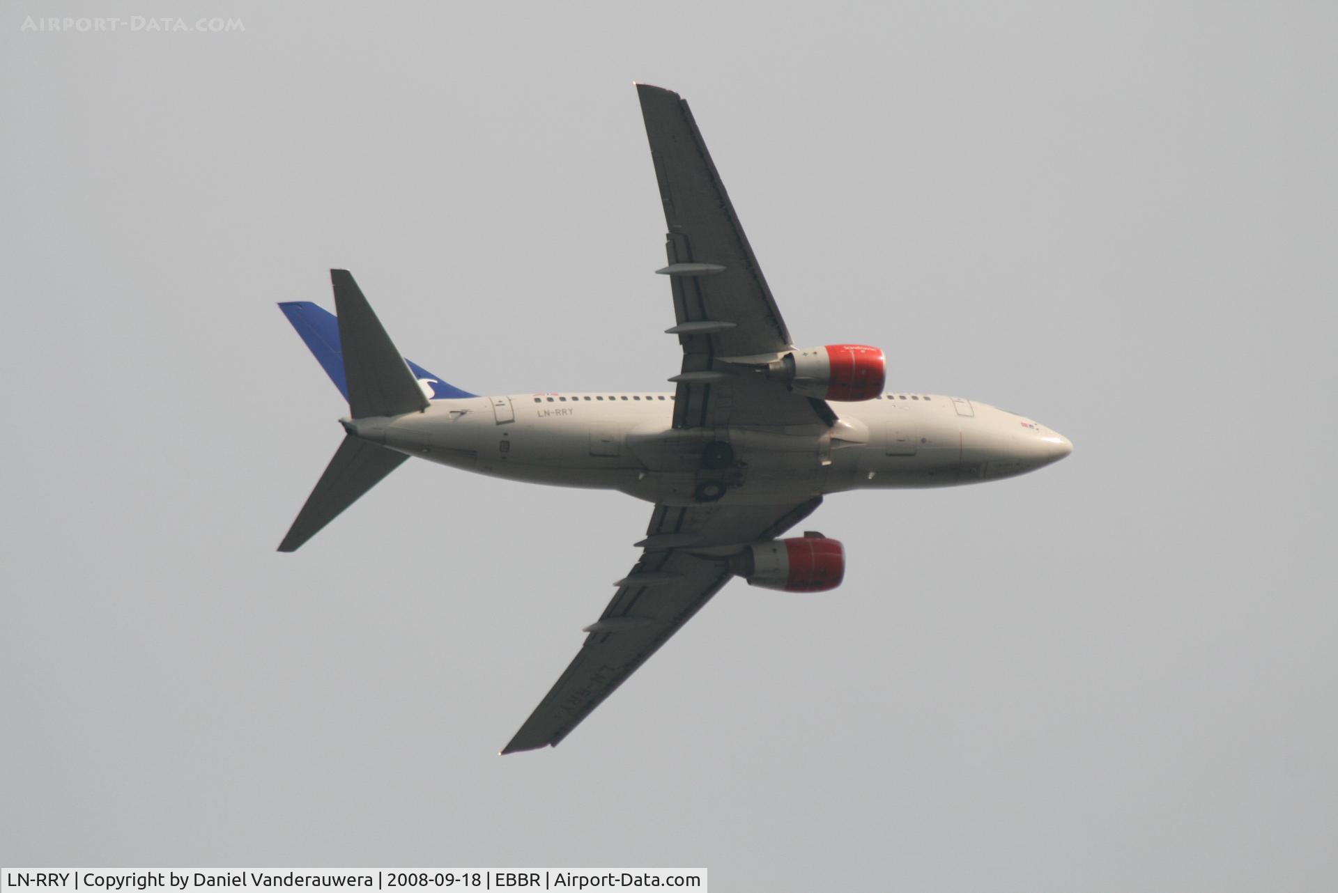 LN-RRY, 1998 Boeing 737-683 C/N 28297, On approach to RWY 07L