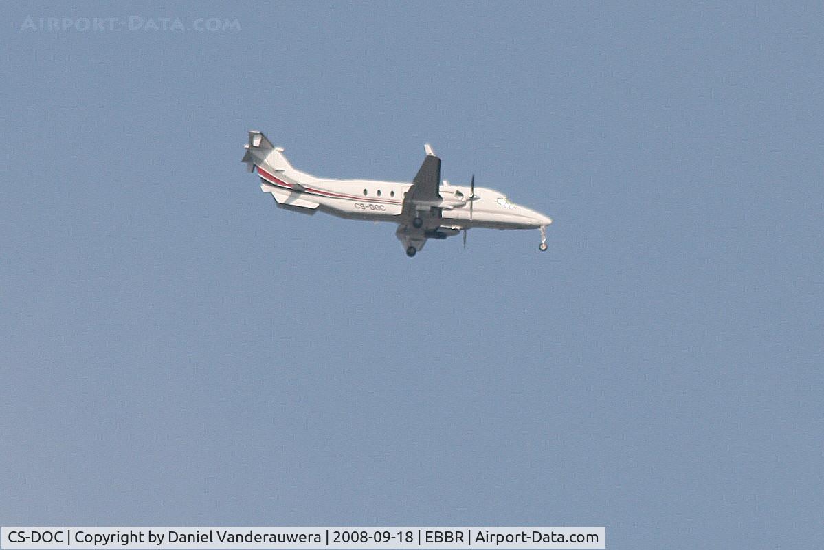 CS-DOC, 1999 Beech 1900D C/N UE-371, On approach to RWY 07L