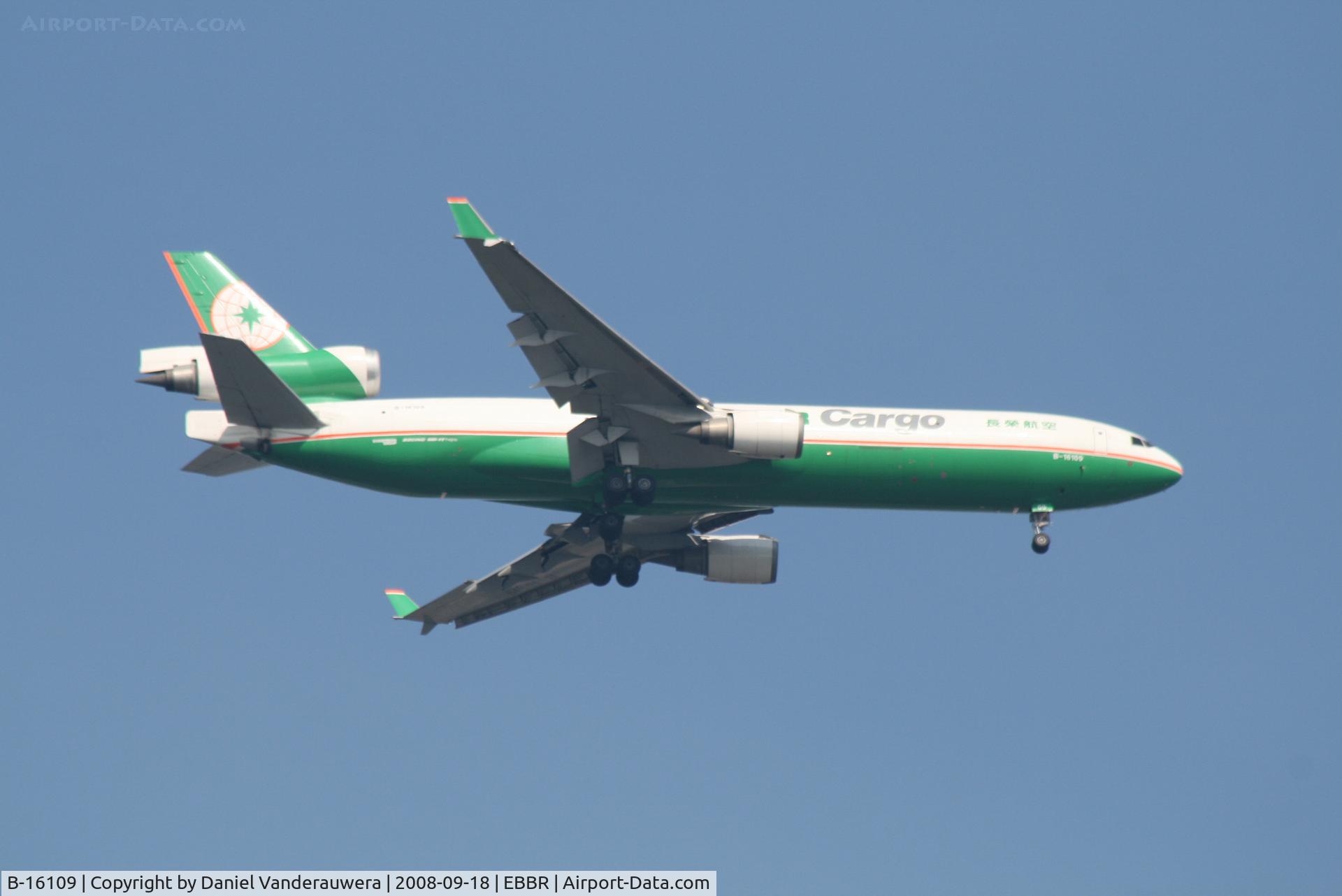 B-16109, 1997 McDonnell Douglas MD-11F C/N 48779, On approach to RWY 07L