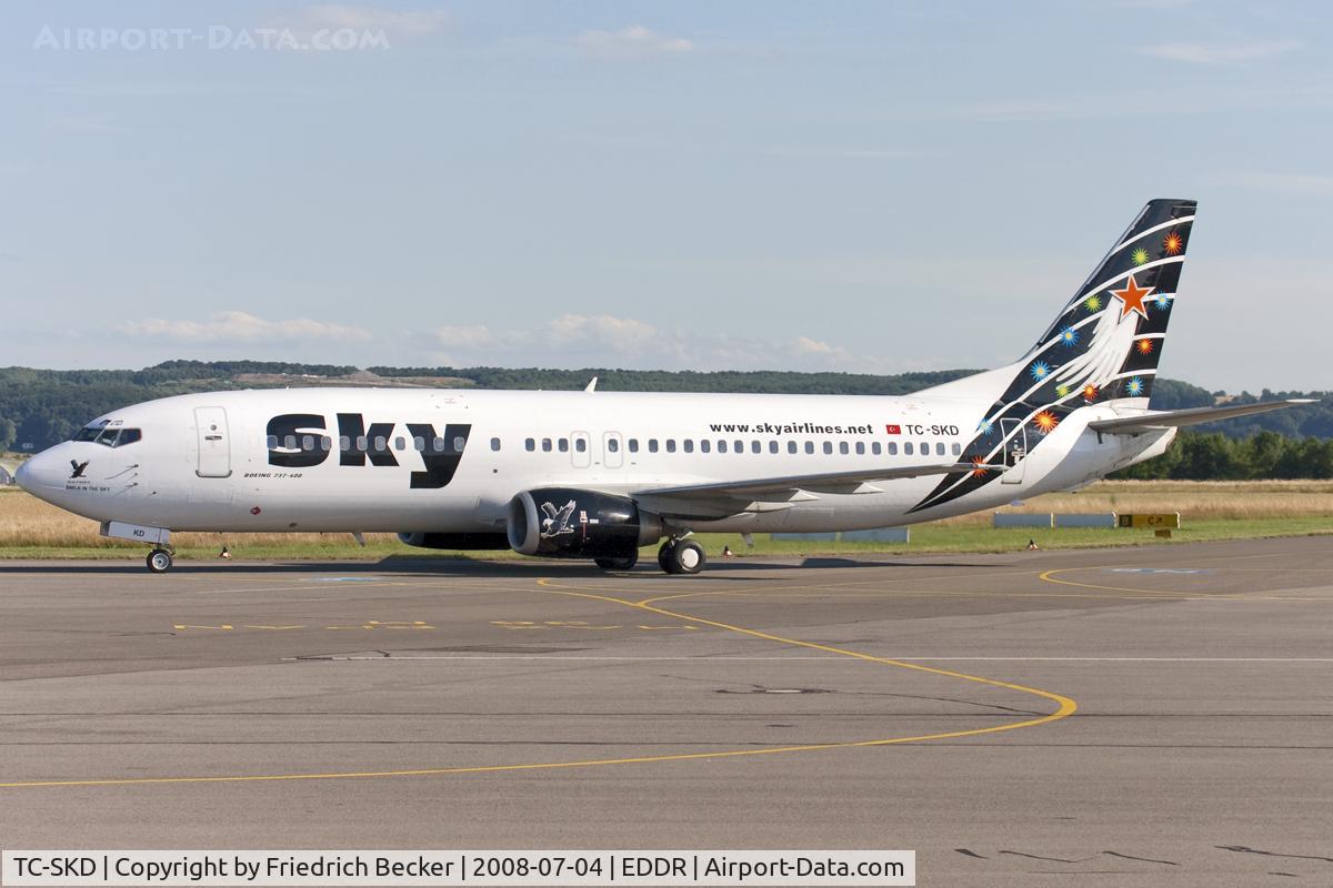 TC-SKD, 1992 Boeing 737-4Q8 C/N 25372, taxying to the stand