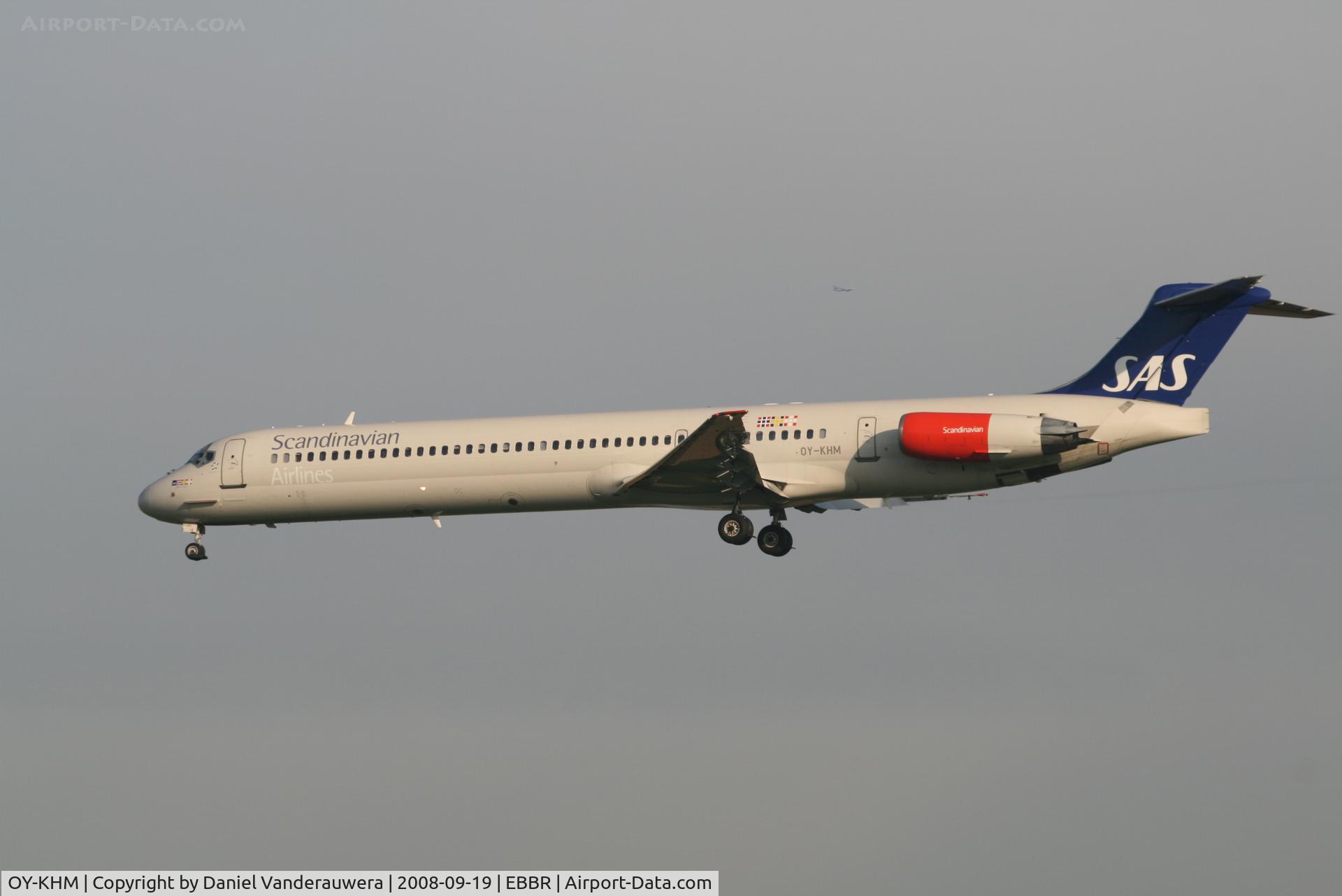 OY-KHM, 1990 McDonnell Douglas MD-82 (DC-9-82) C/N 49914, Arrival of flight SK589 to RWY 25L
