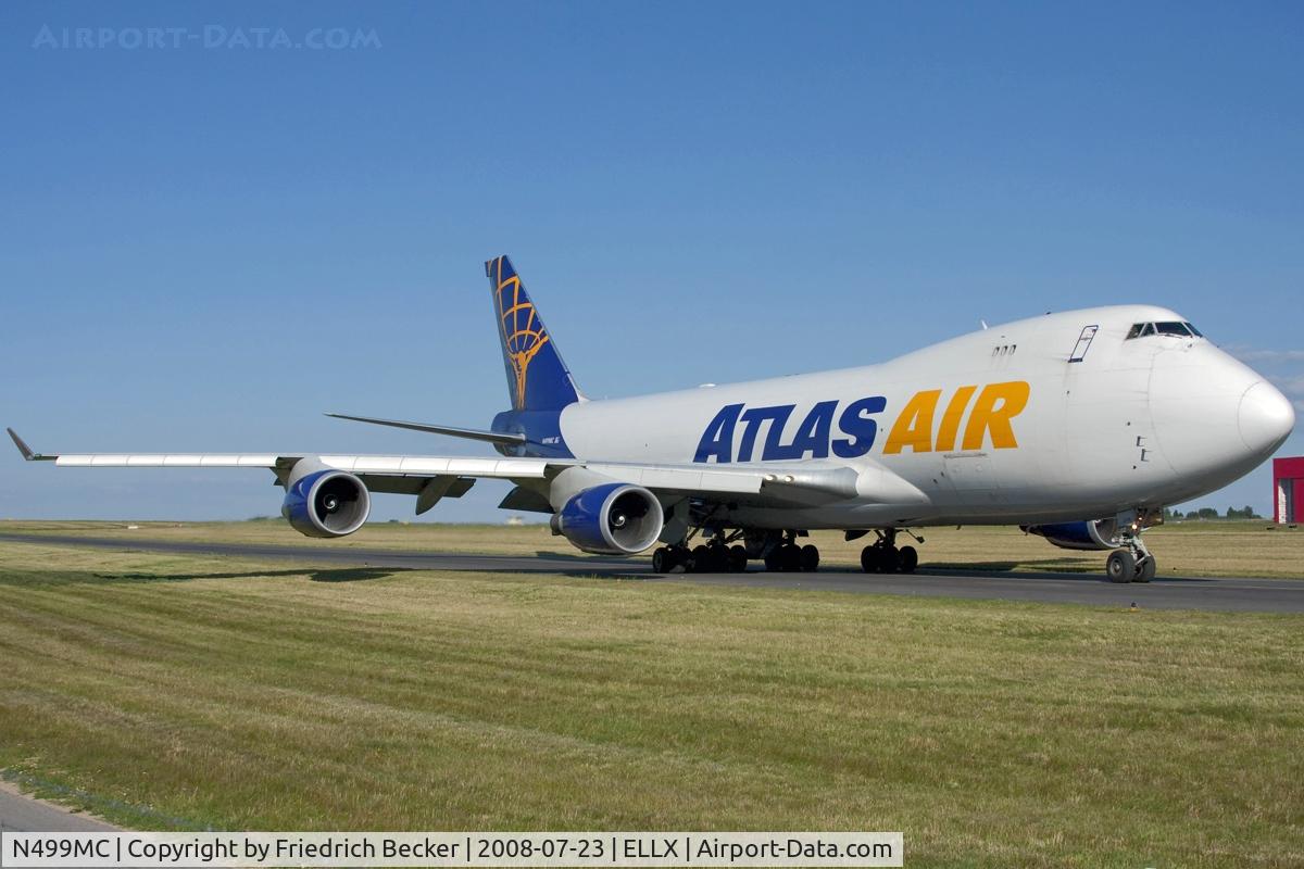 N499MC, 2000 Boeing 747-47UF C/N 29260, taxying to the active