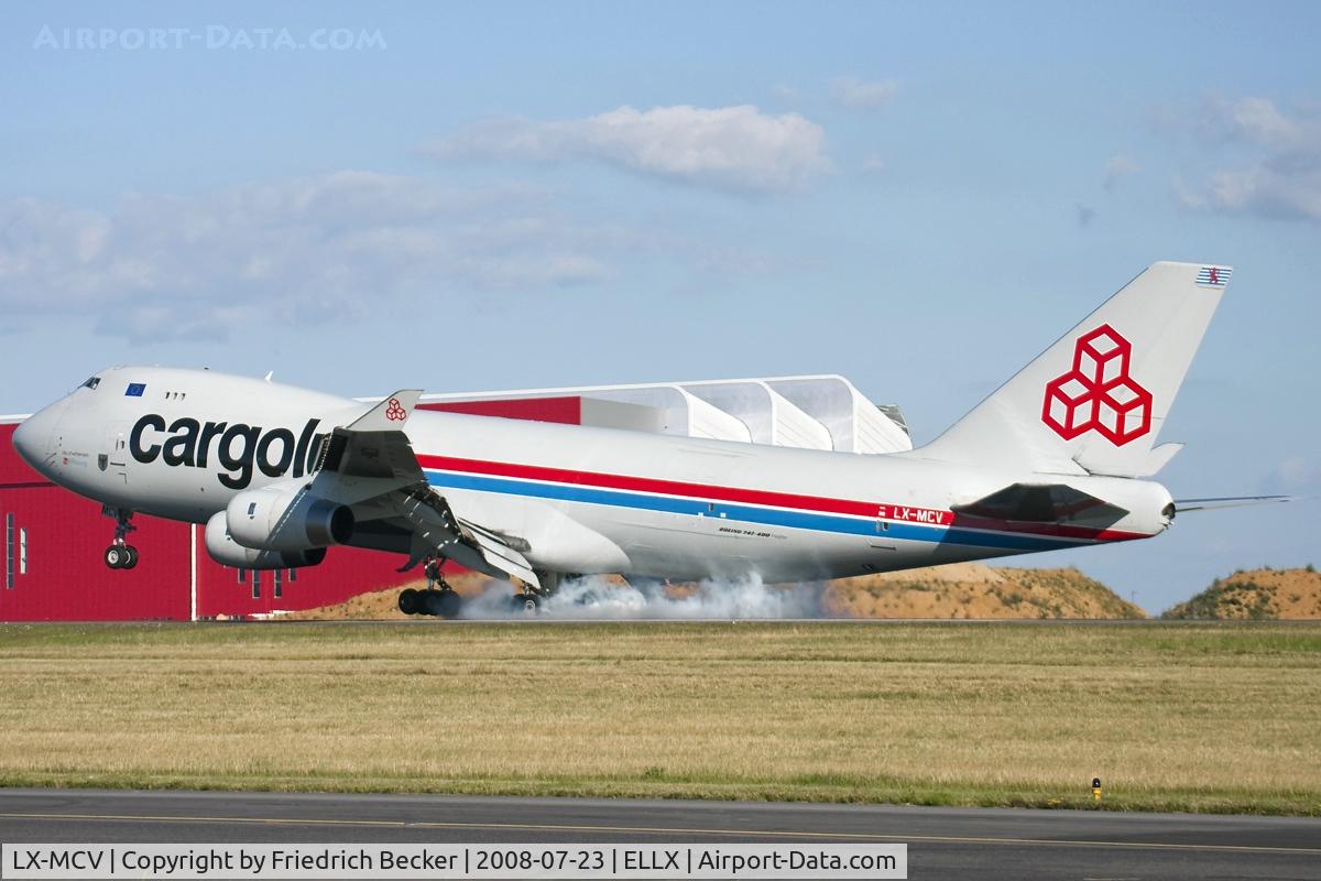 LX-MCV, 1998 Boeing 747-4R7F/SCD C/N 29729, touchdown