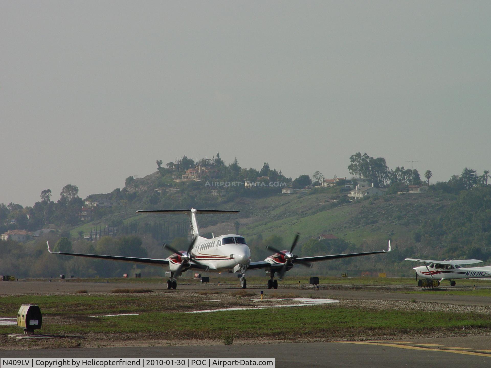 N409LV, 2004 Beech B300 Super King Air C/N FL-409, Taxiing to runway 26L