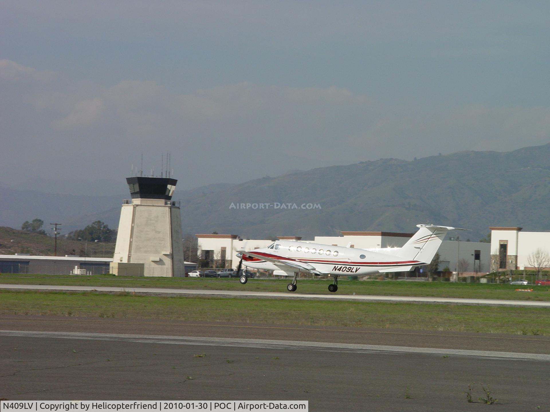 N409LV, 2004 Beech B300 Super King Air C/N FL-409, Lift off westbound from runway 26L