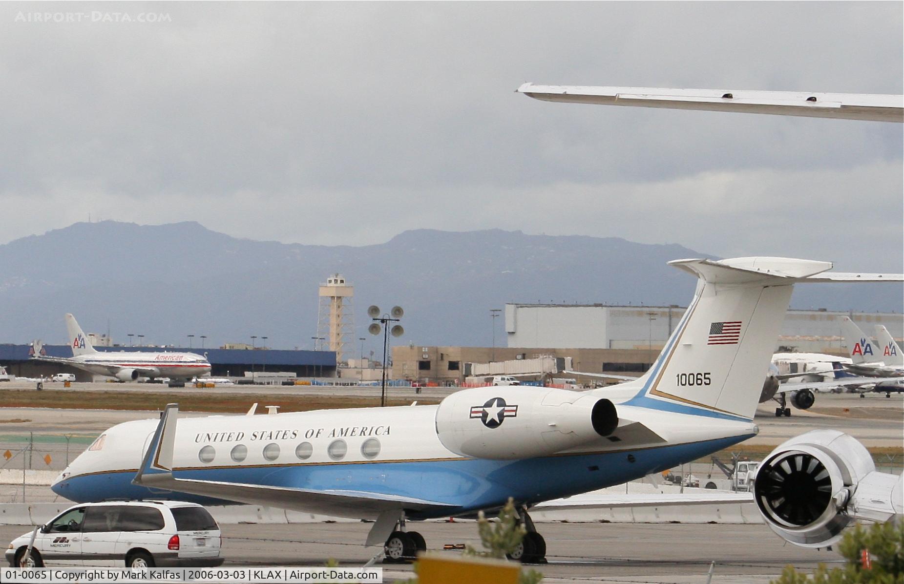 01-0065, Gulfstream Aerospace C-37A (Gulfstream V) C/N 652, USAF Gulfstream Aerospace  Gulfstream V/C-37A, 01-0065 (cn 652). on the ramp KLAX.