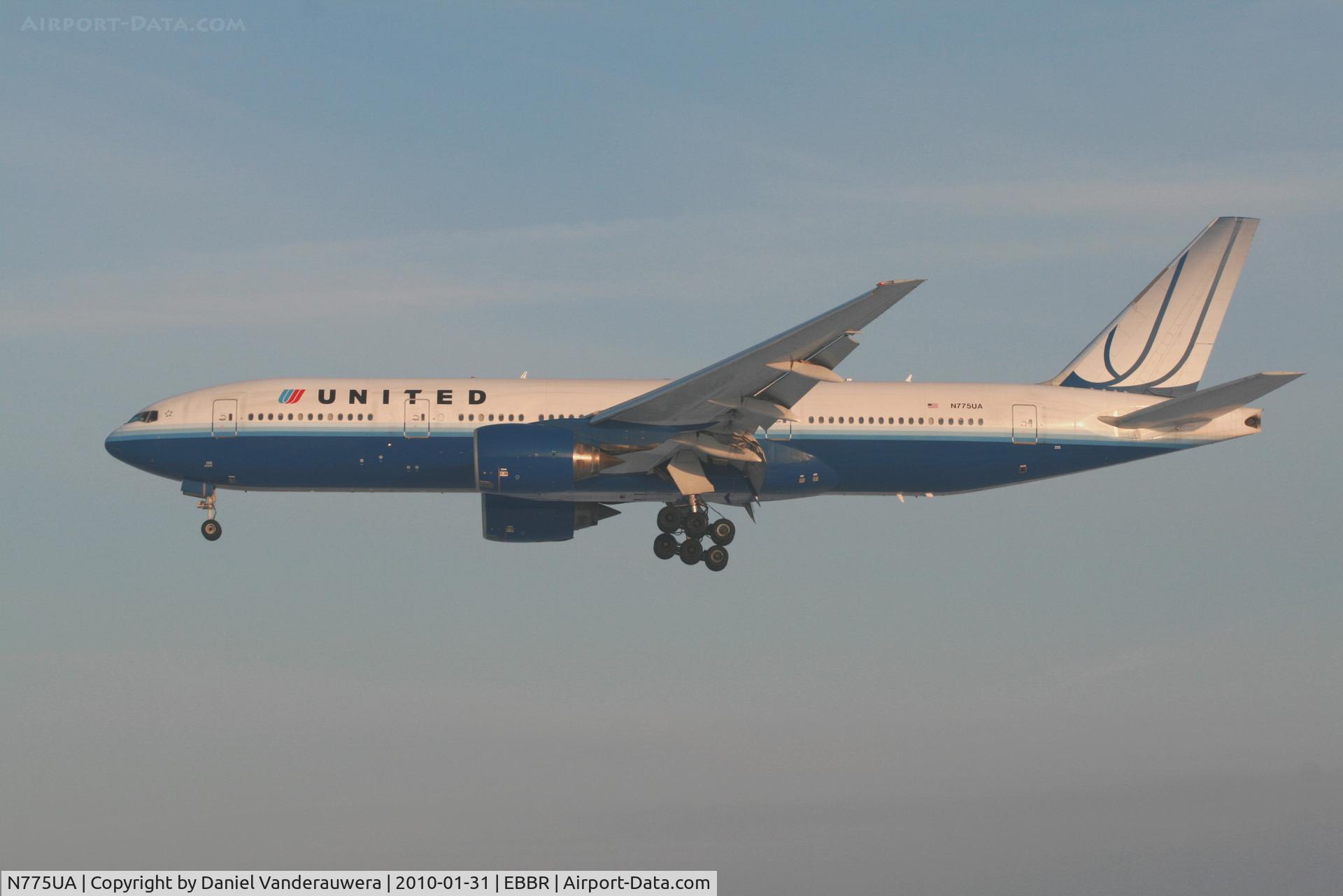 N775UA, 1995 Boeing 777-222 C/N 26947, Arrival of flight UA950 to RWY 25L