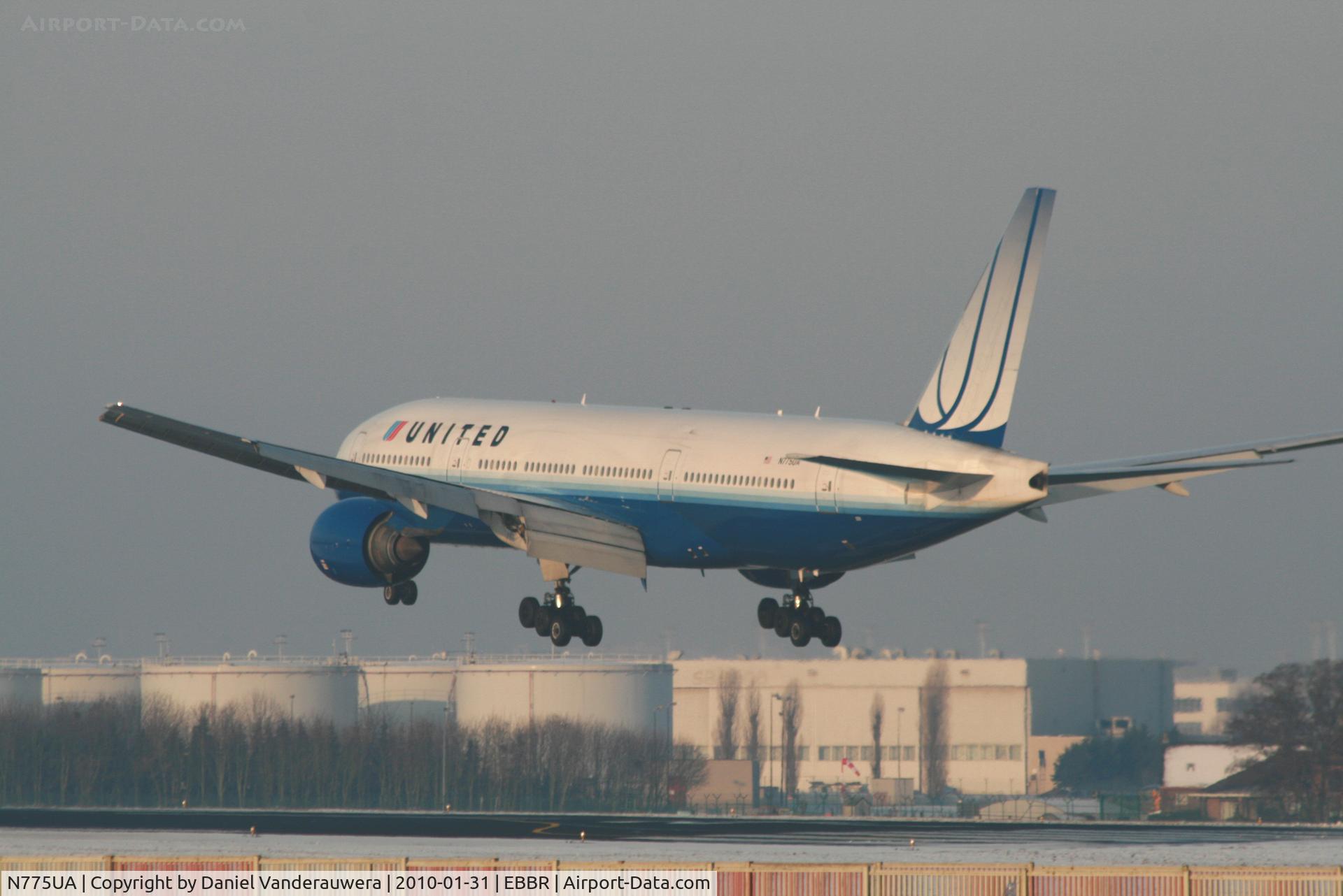 N775UA, 1995 Boeing 777-222 C/N 26947, Flight UA950 is descending to RWY 25L