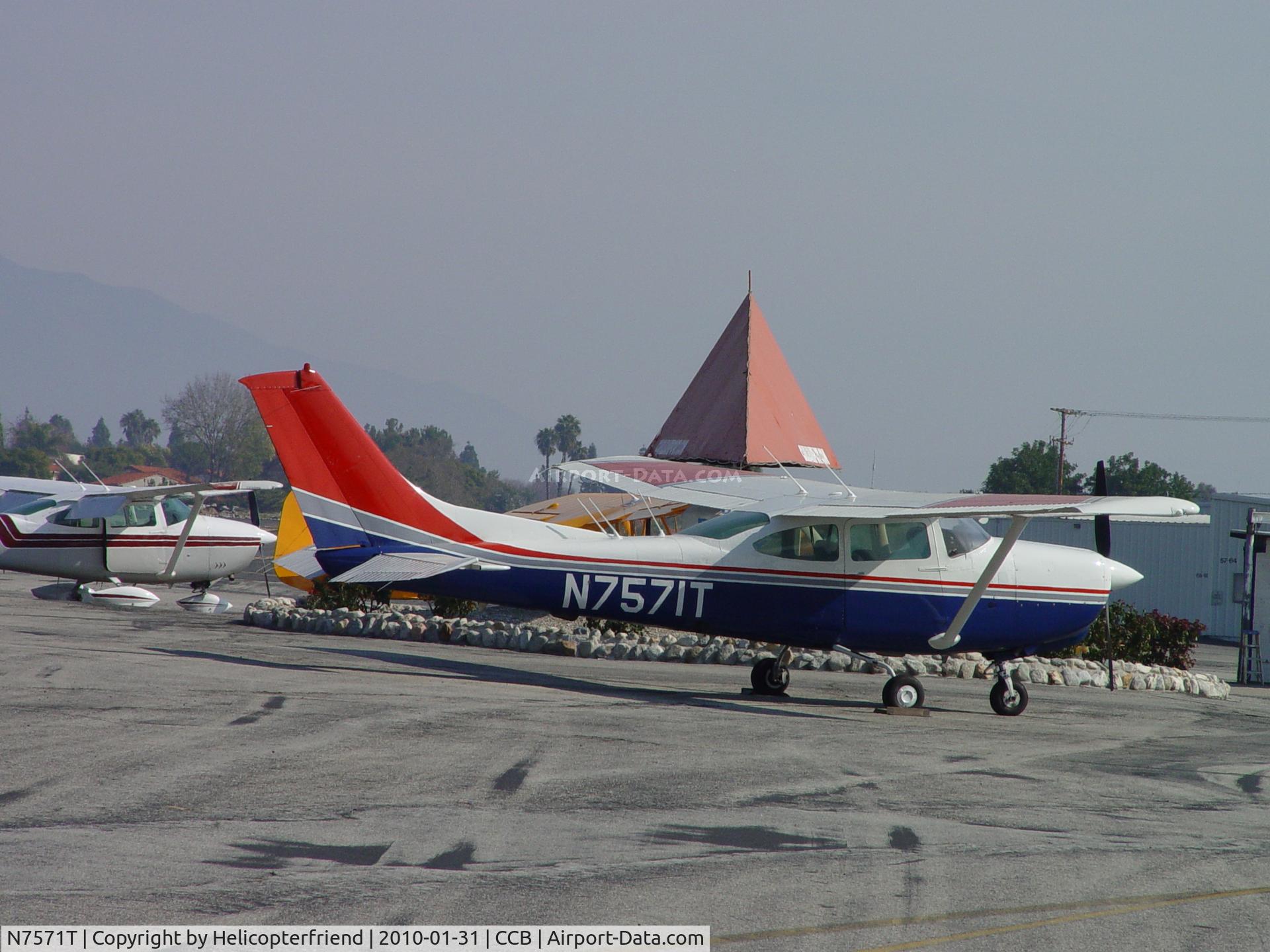 N7571T, 1977 Cessna R182 Skylane RG C/N R18200040, Parked