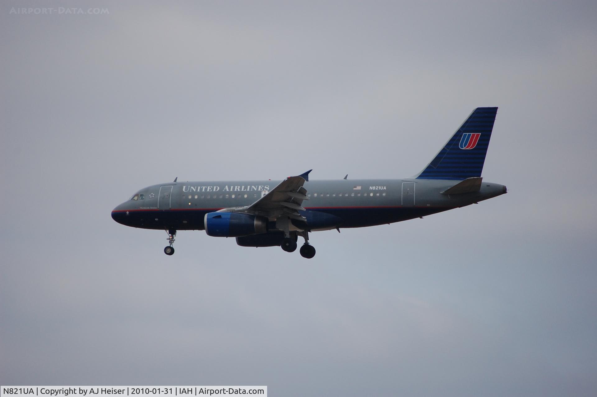 N821UA, 1998 Airbus A319-131 C/N 944, Short final rwy 26L