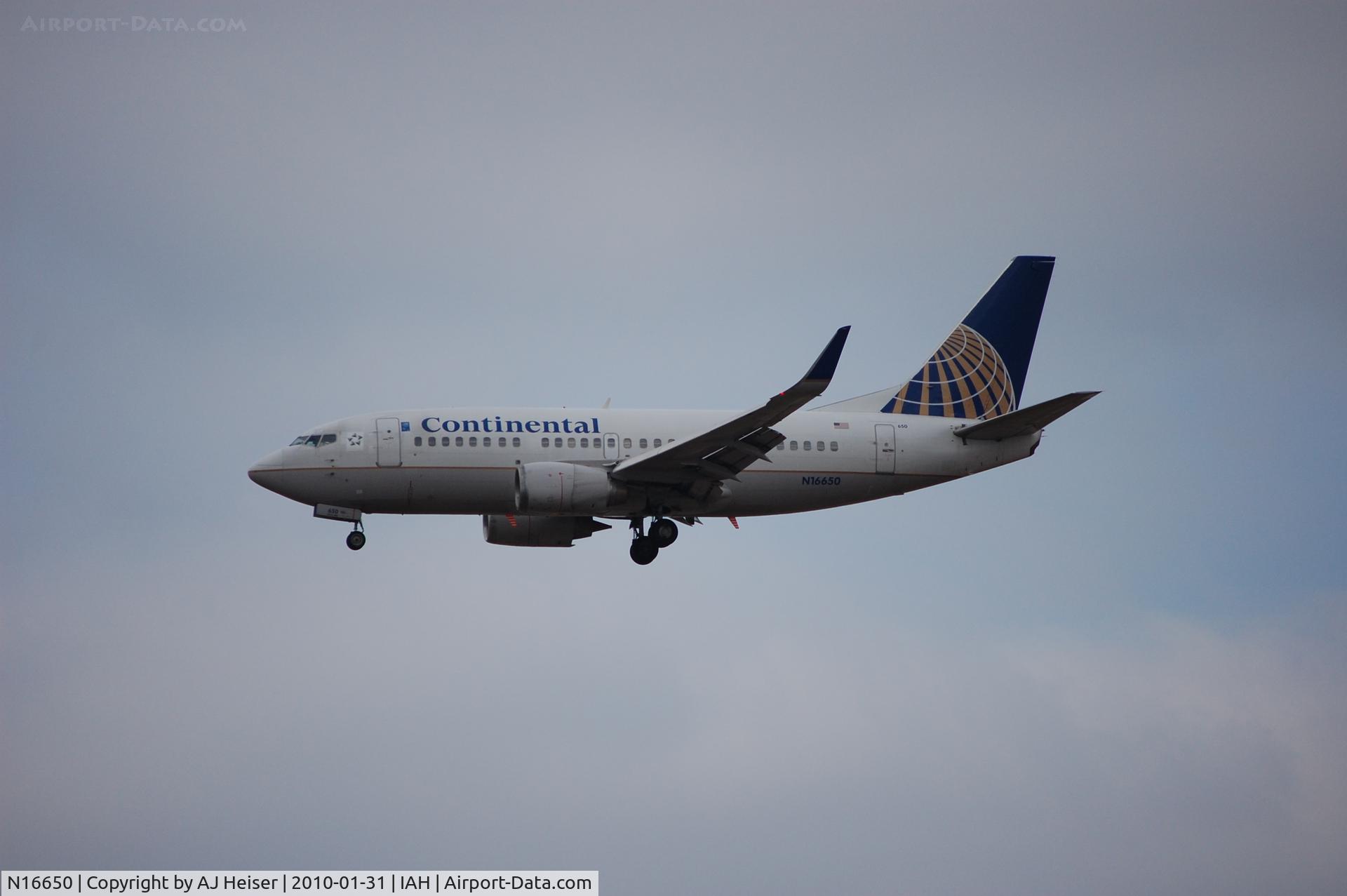 N16650, 1997 Boeing 737-524 C/N 28911, Short final rwy 26L