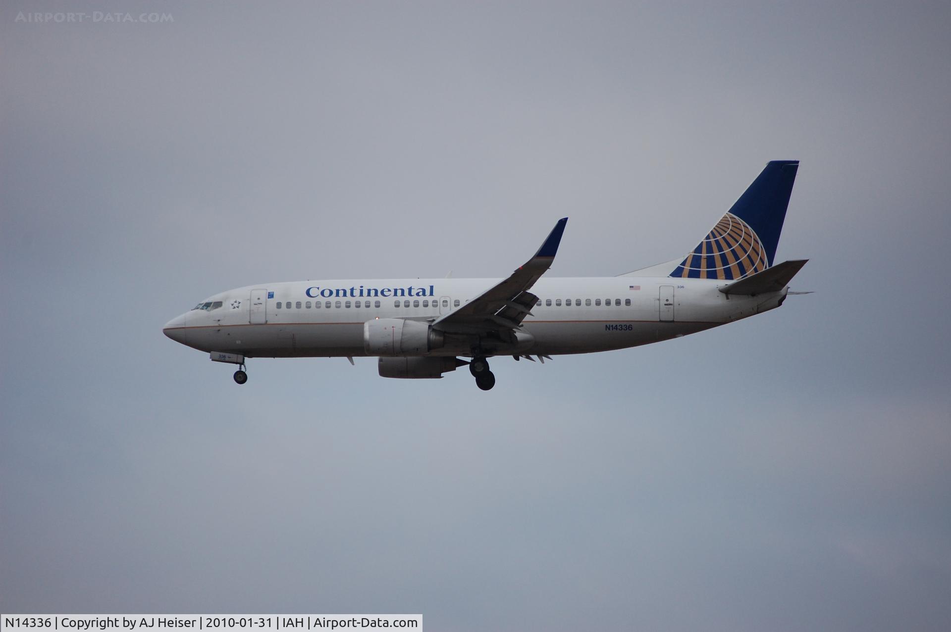 N14336, 1987 Boeing 737-3TO C/N 23574, Short final rwy 26L