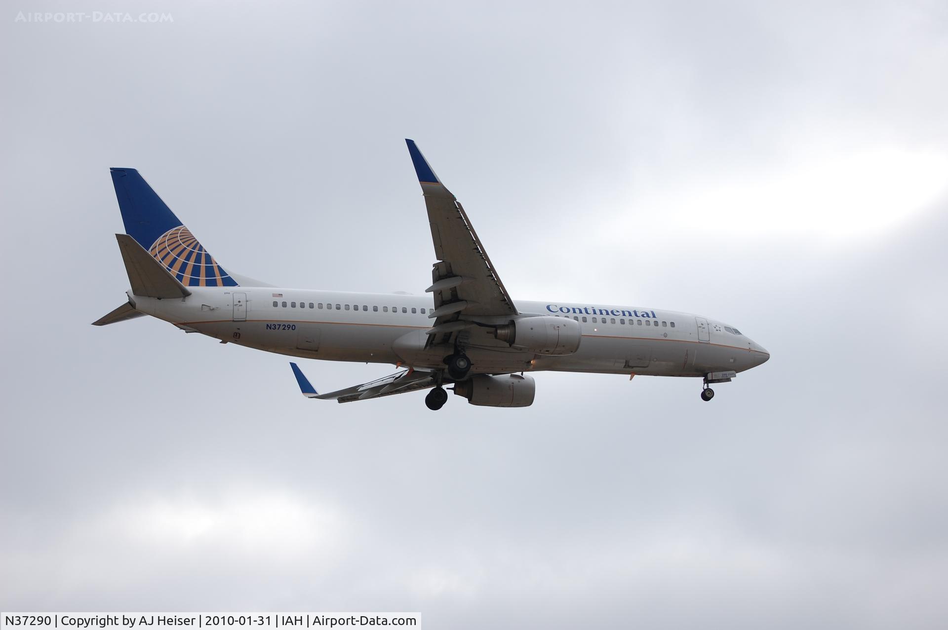 N37290, 2004 Boeing 737-824 C/N 31601, Short final rwy 27