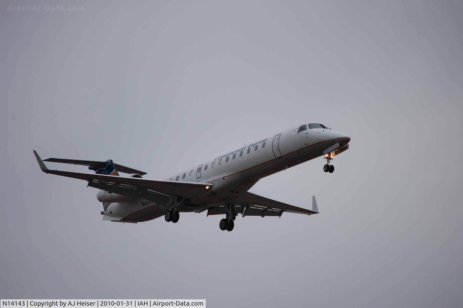 N14143, 2003 Embraer ERJ-145XR (EMB-145XR) C/N 145739, Short final rwy 27