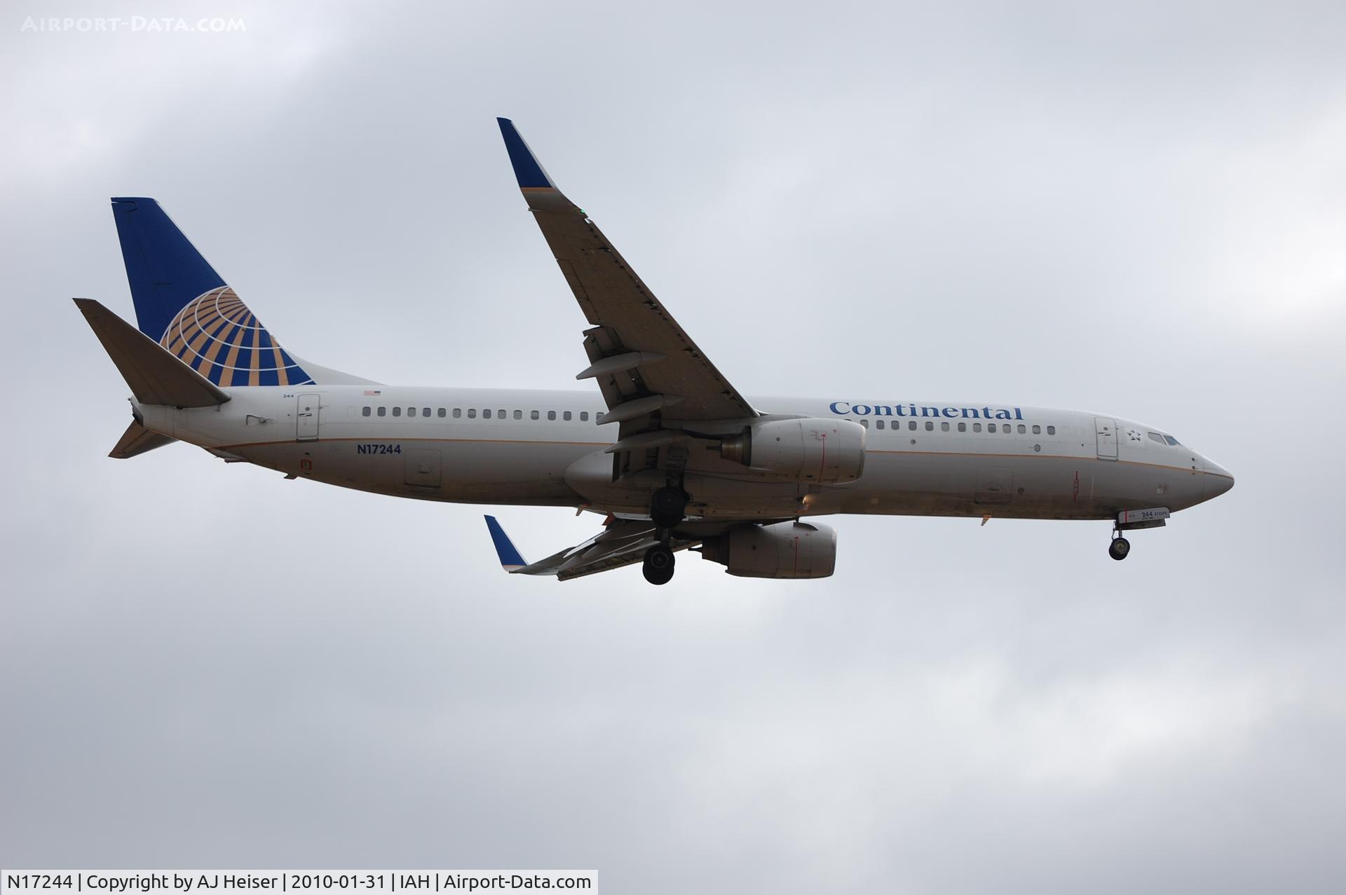 N17244, 1999 Boeing 737-824 C/N 28954, Short final rwy 27