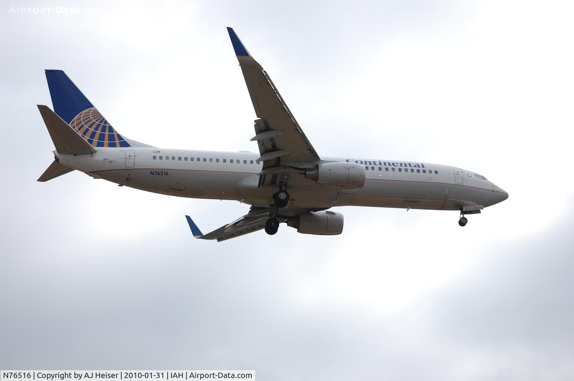 N76516, 2008 Boeing 737-824 C/N 37096, Short final rwy 27
