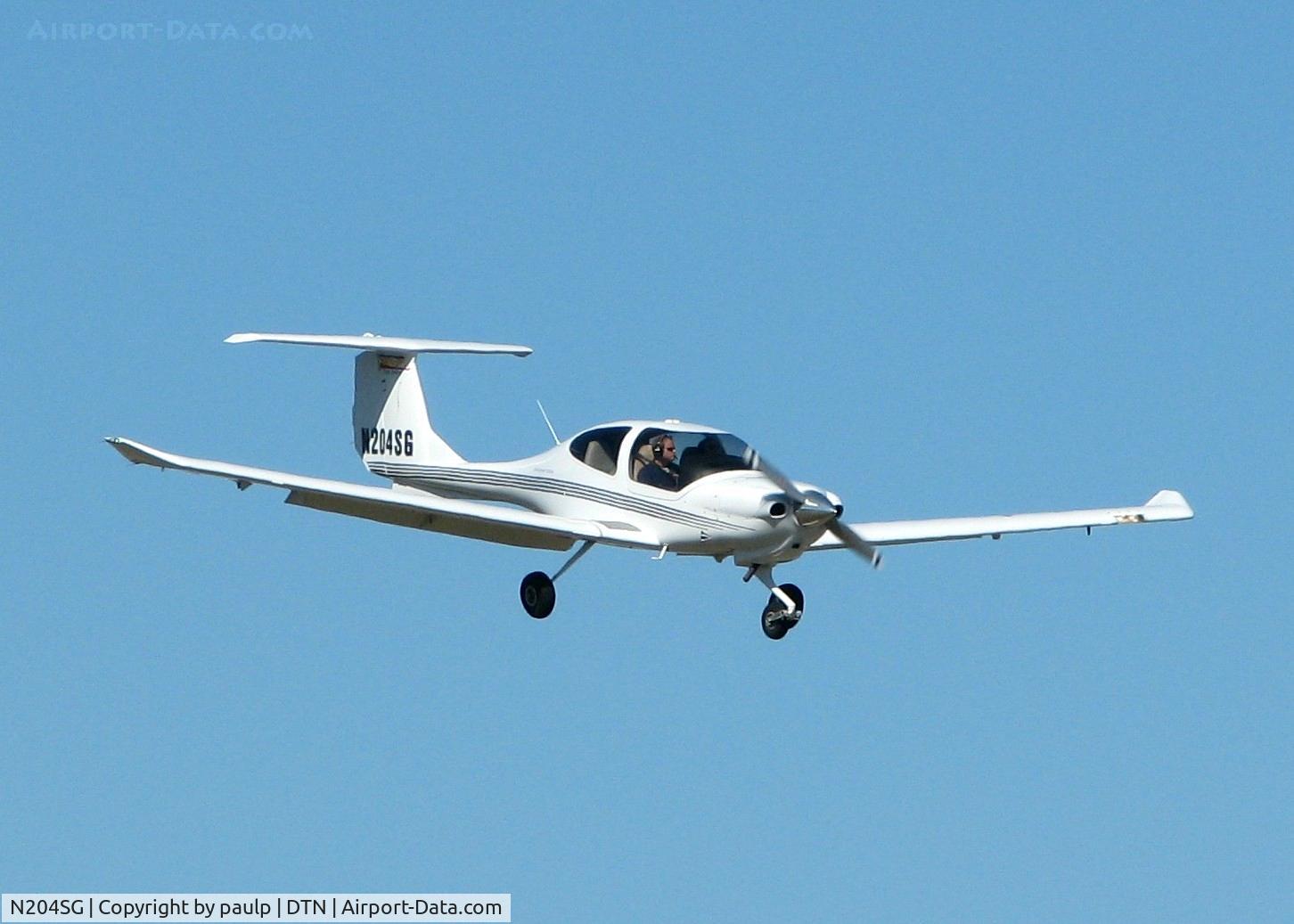 N204SG, 2005 Diamond DA-40 Diamond Star C/N 40.482, Landing at Downtown Shreveport.