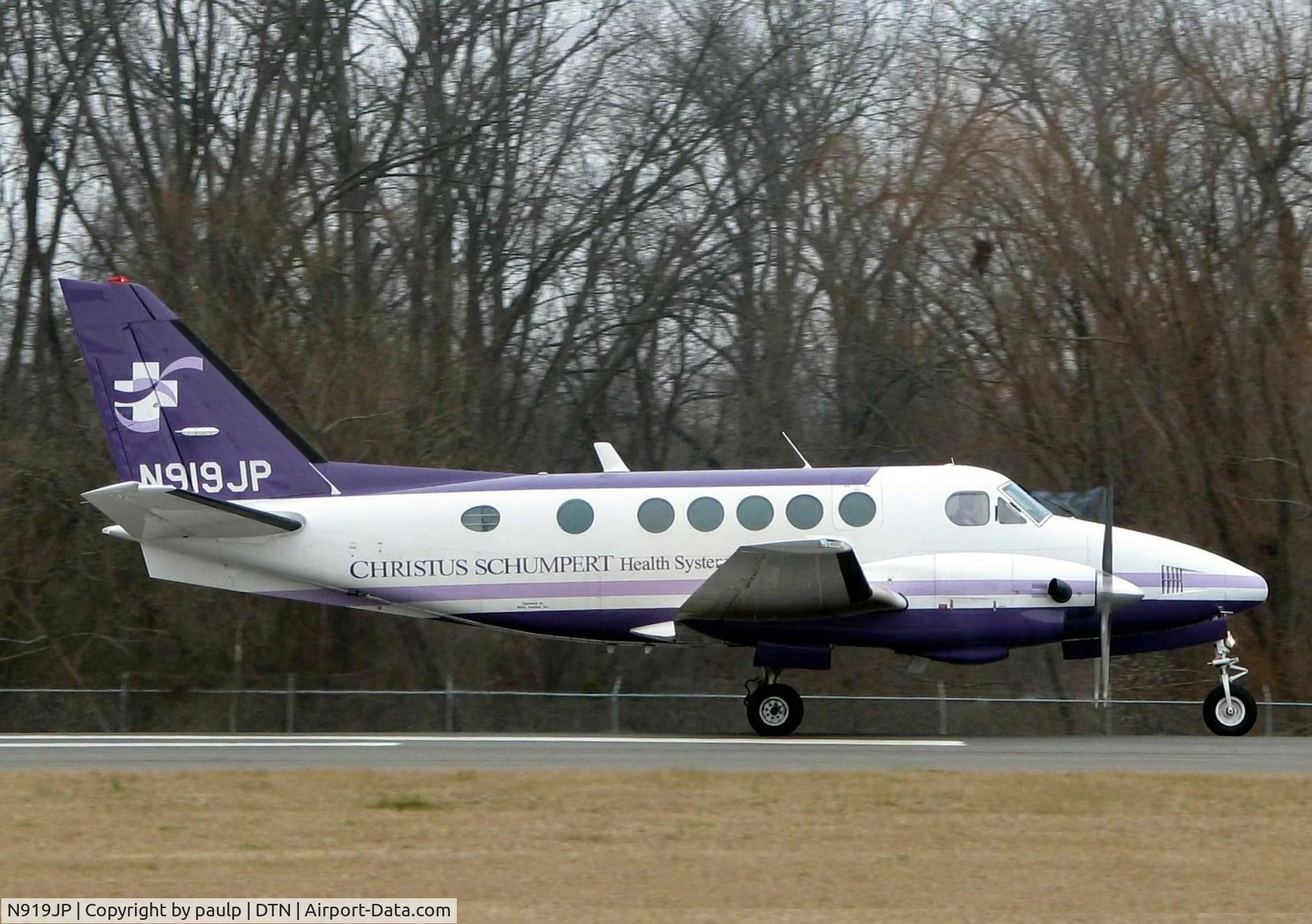 N919JP, 1974 Beech A100 King Air C/N B-202, Taking off at Shreveport's Downtown Airport.