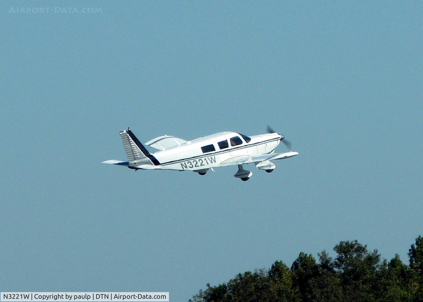 N3221W, 1965 Piper PA-32-260 Cherokee Six C/N 32-27, Departing Downtown Shreveport.