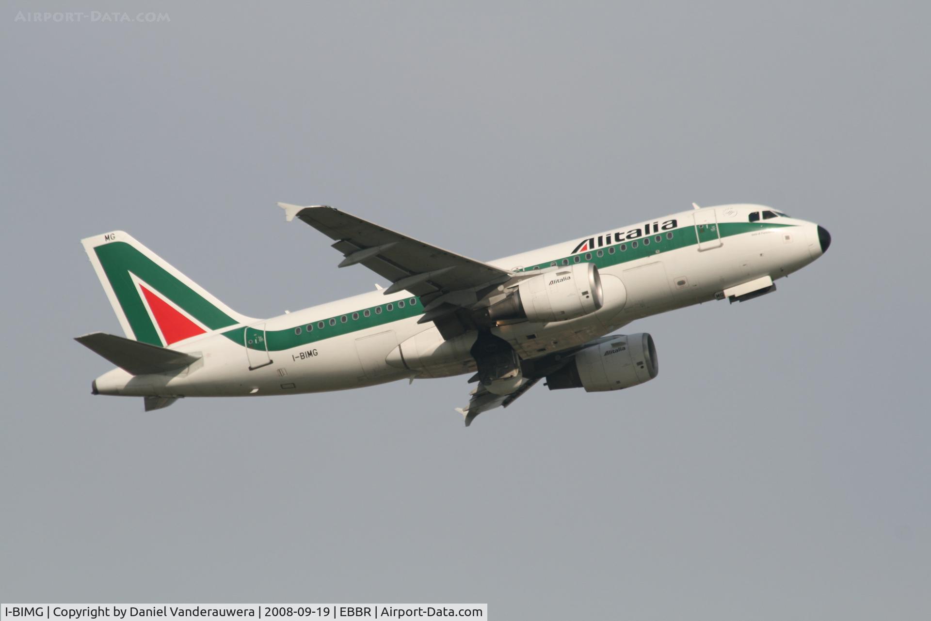 I-BIMG, 2003 Airbus A319-112 C/N 2086, Flight AZ151 is taking off from RWY 07R