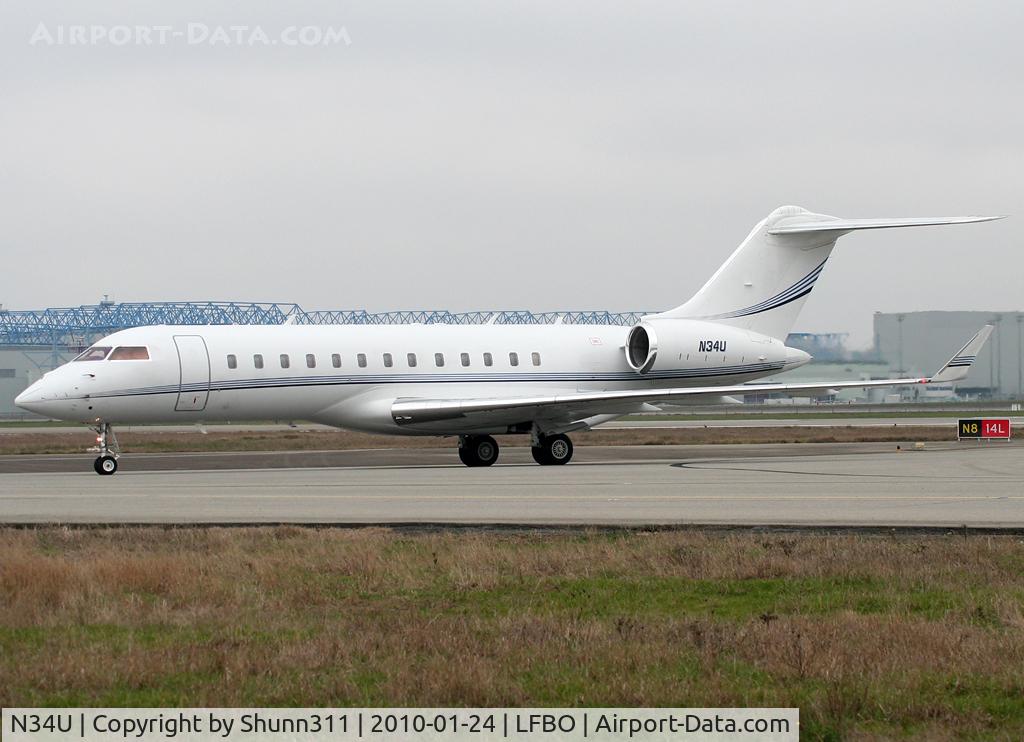 N34U, 2000 Bombardier BD-700-1A10 Global Express C/N 9070, Taxiing to the General Aviation area...