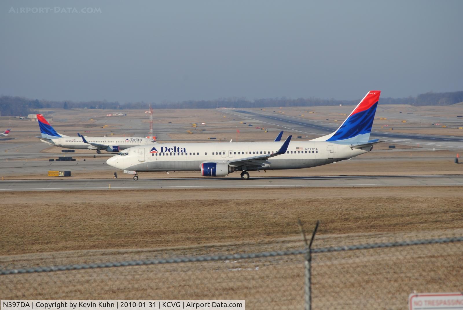 N397DA, 2000 Boeing 737-832 C/N 30537, Two B738s in one