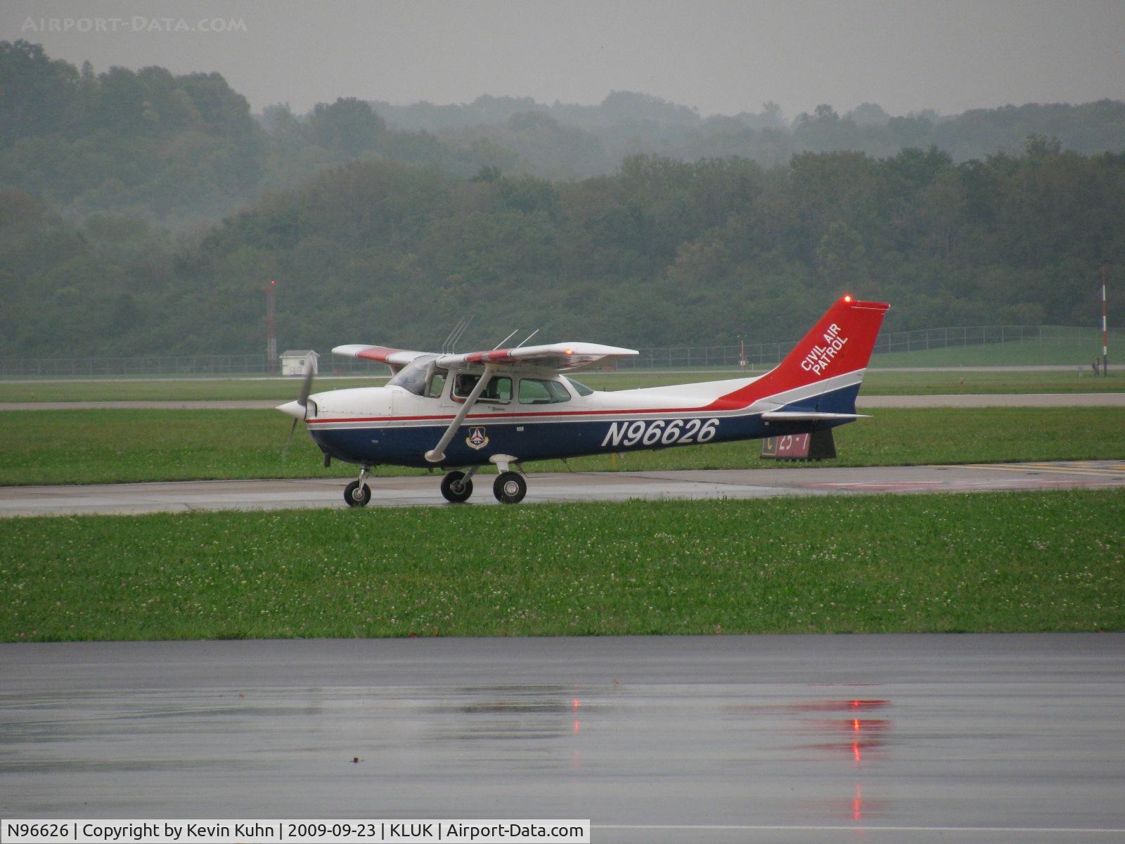 N96626, 1984 Cessna 172P C/N 17276097, Caught the strobe