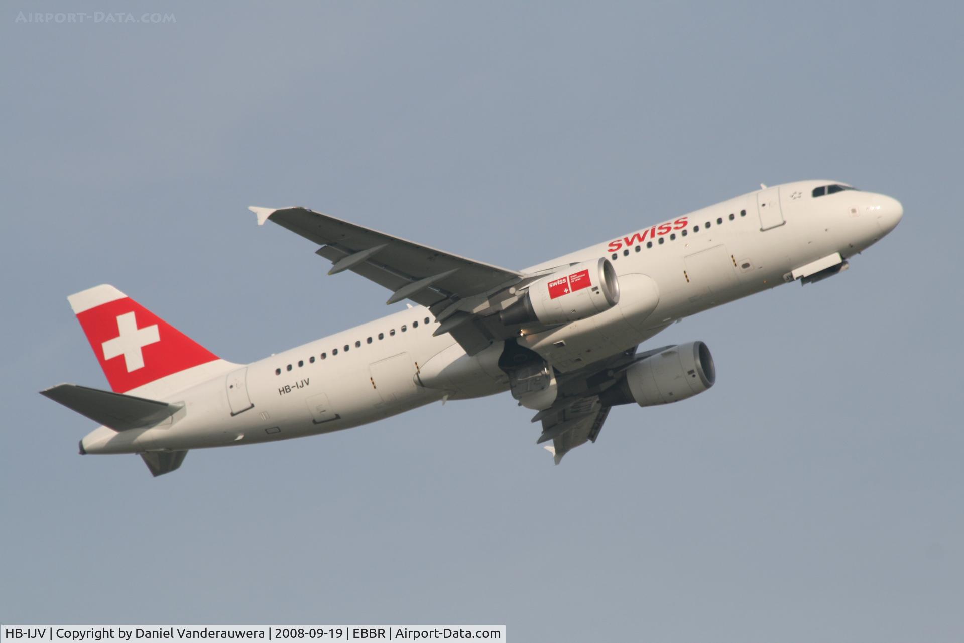 HB-IJV, 2003 Airbus A320-214 C/N 2024, Flight LX787 is taking off from RWY 07R