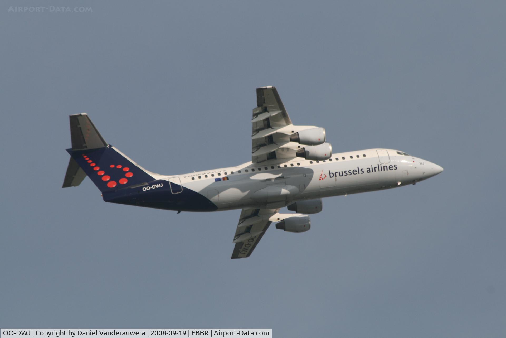OO-DWJ, 1999 British Aerospace Avro 146-RJ100 C/N E3355, Taking off from RWY 07R