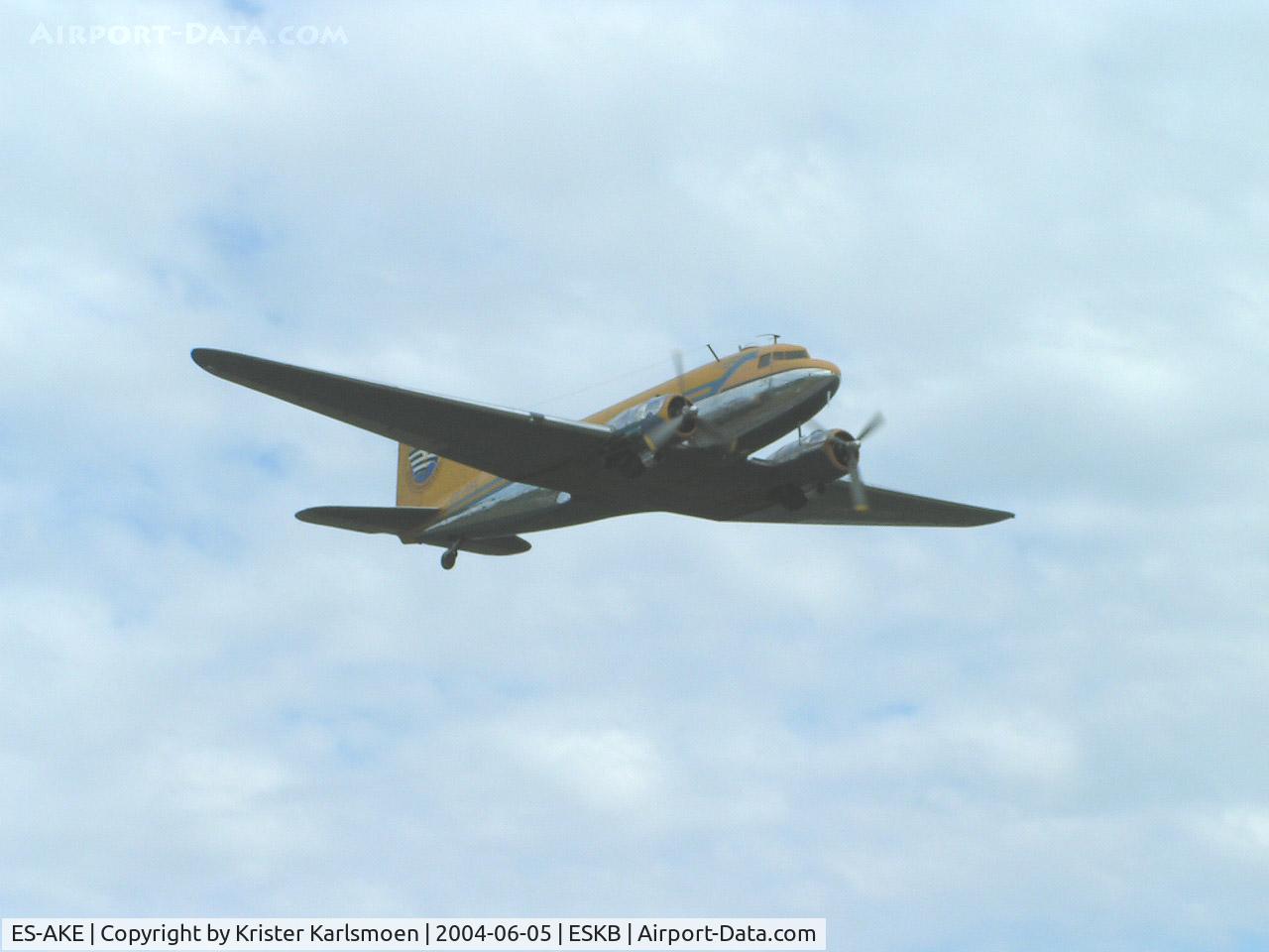 ES-AKE, 1945 Douglas C-47B Skytrain C/N 16697, Overflying