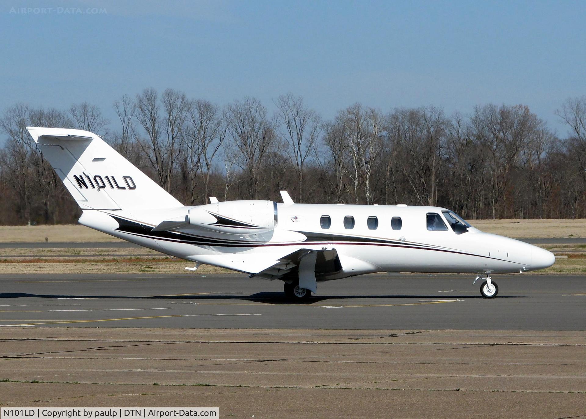 N101LD, Cessna 525 CitationJet CJ1+ C/N 525-0689, Taxiing to park after landing at Downtown Shreveport.