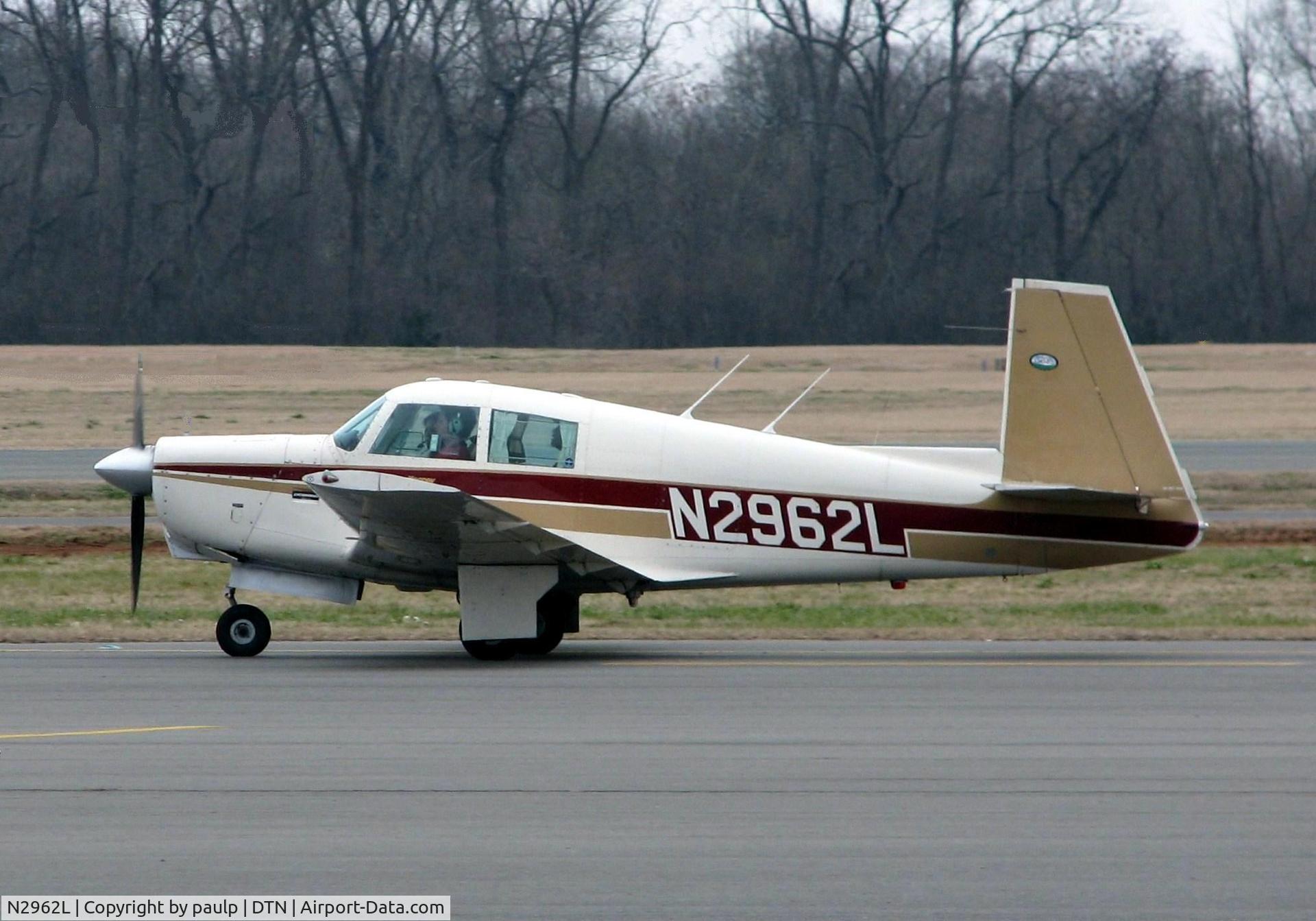 N2962L, 1967 Mooney M20C Ranger C/N 670096, Taxiing to the active at Downtown Shreveport.
