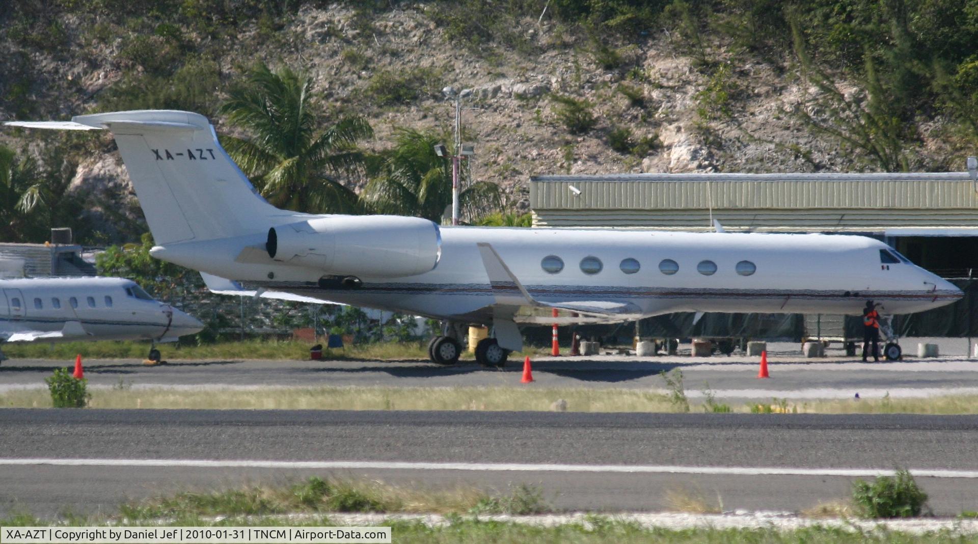 XA-AZT, 1998 Gulfstream Aerospace GV C/N 554, XA-AZT park at the cargo ramp at TNCM