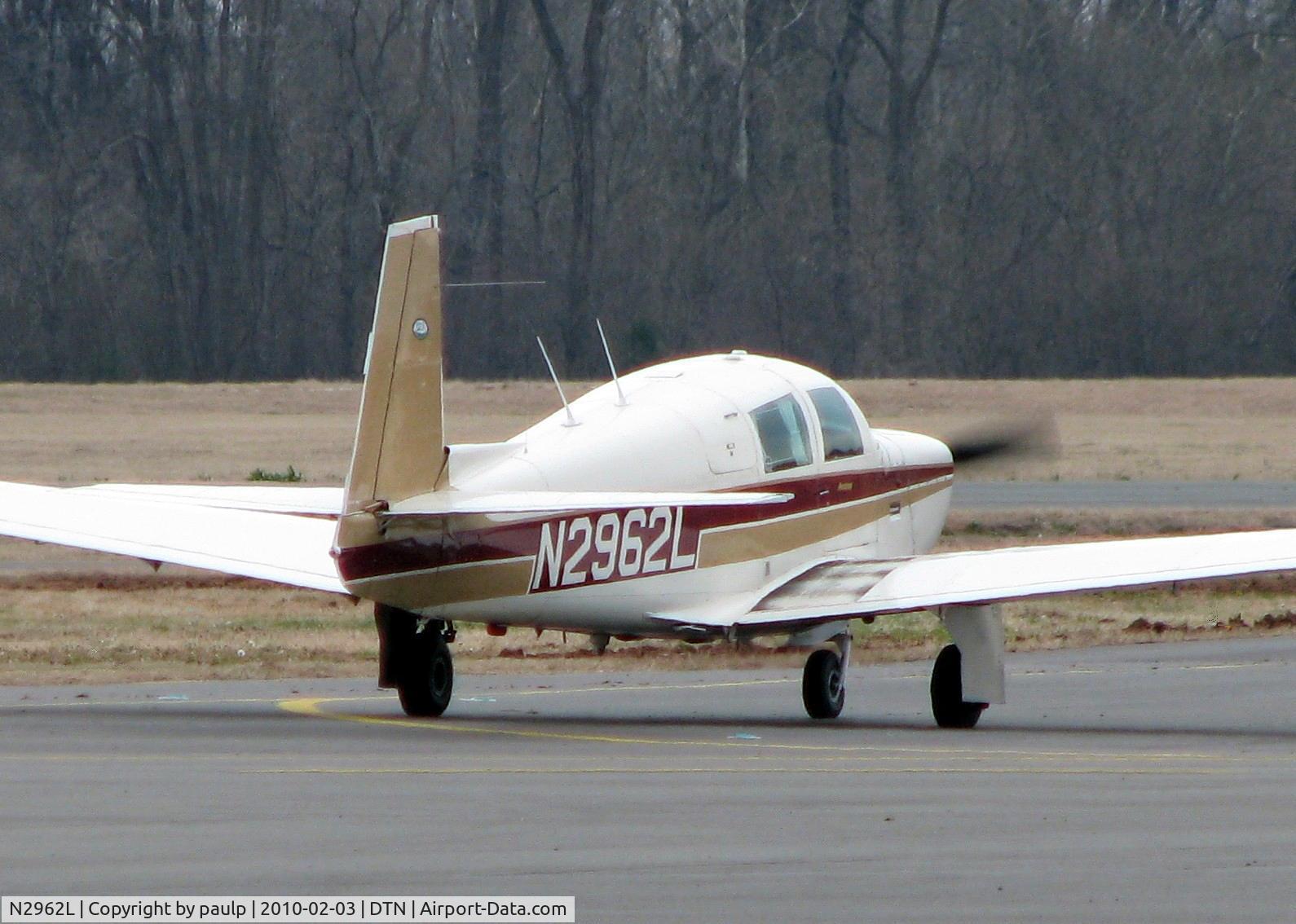 N2962L, 1967 Mooney M20C Ranger C/N 670096, Taxiing to the active at Downtown Shreveport.