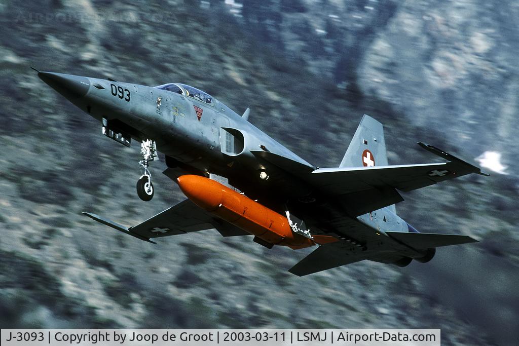 J-3093, Northrop F-5E Tiger II C/N L.1093, A typical take off from an Alpine airfield: full AB low through the valley with the main gear retracting instantly