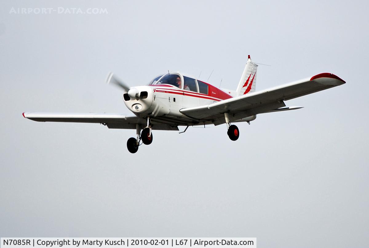 N7085R, 1966 Piper PA-28-140 Cherokee C/N 28-21788, Runway 24 Arrival