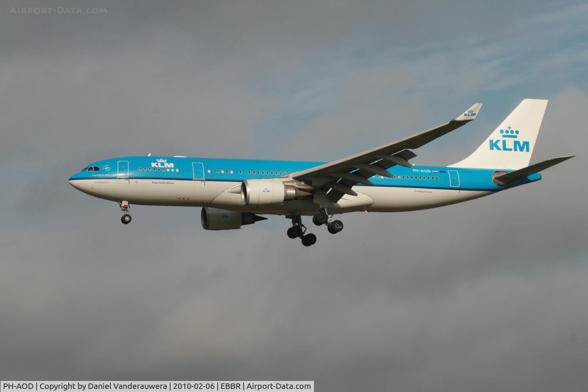 PH-AOD, 2006 Airbus A330-203 C/N 738, Descending to RWY 25L