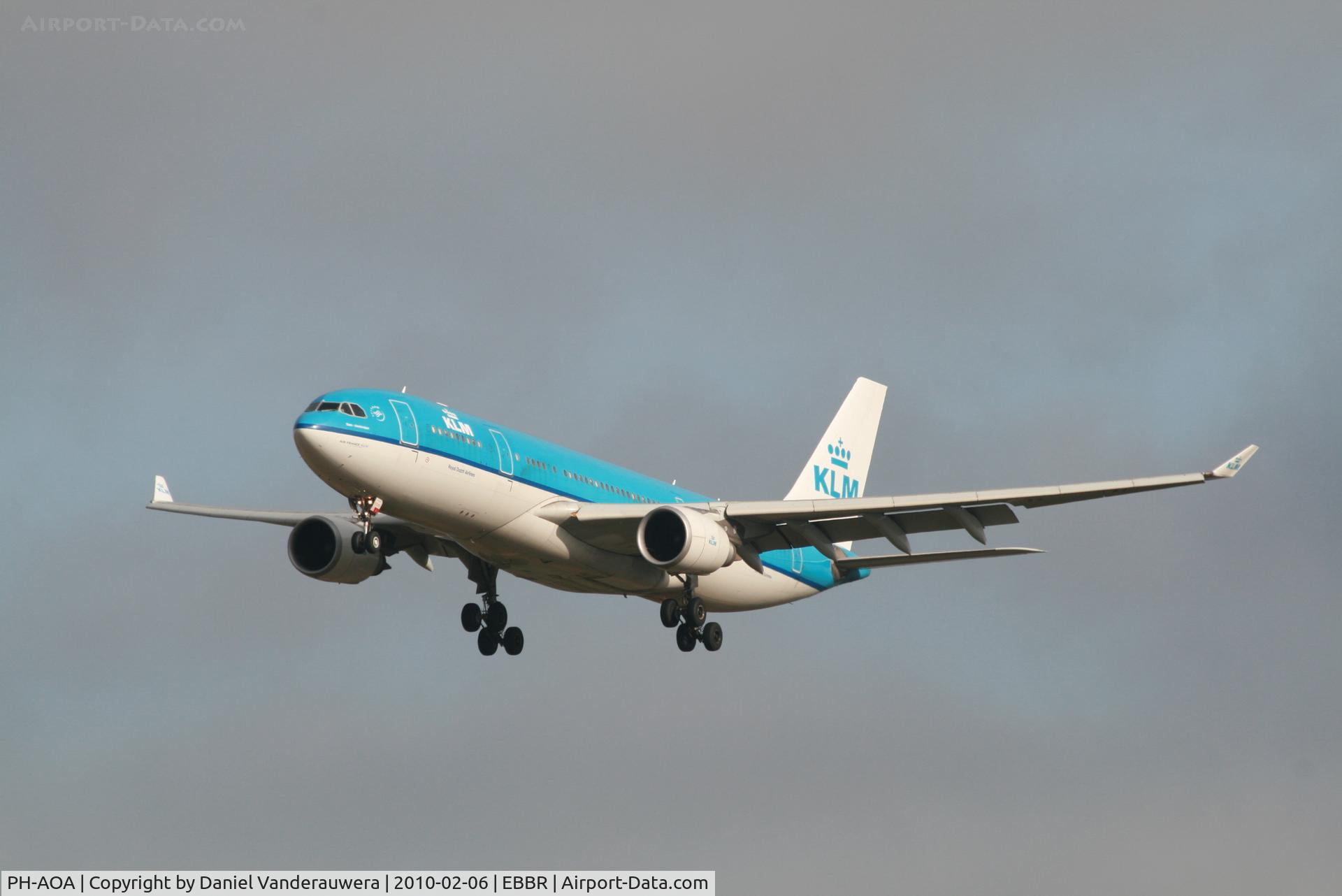 PH-AOA, 2005 Airbus A330-203 C/N 682, Arrival to RWY 25L