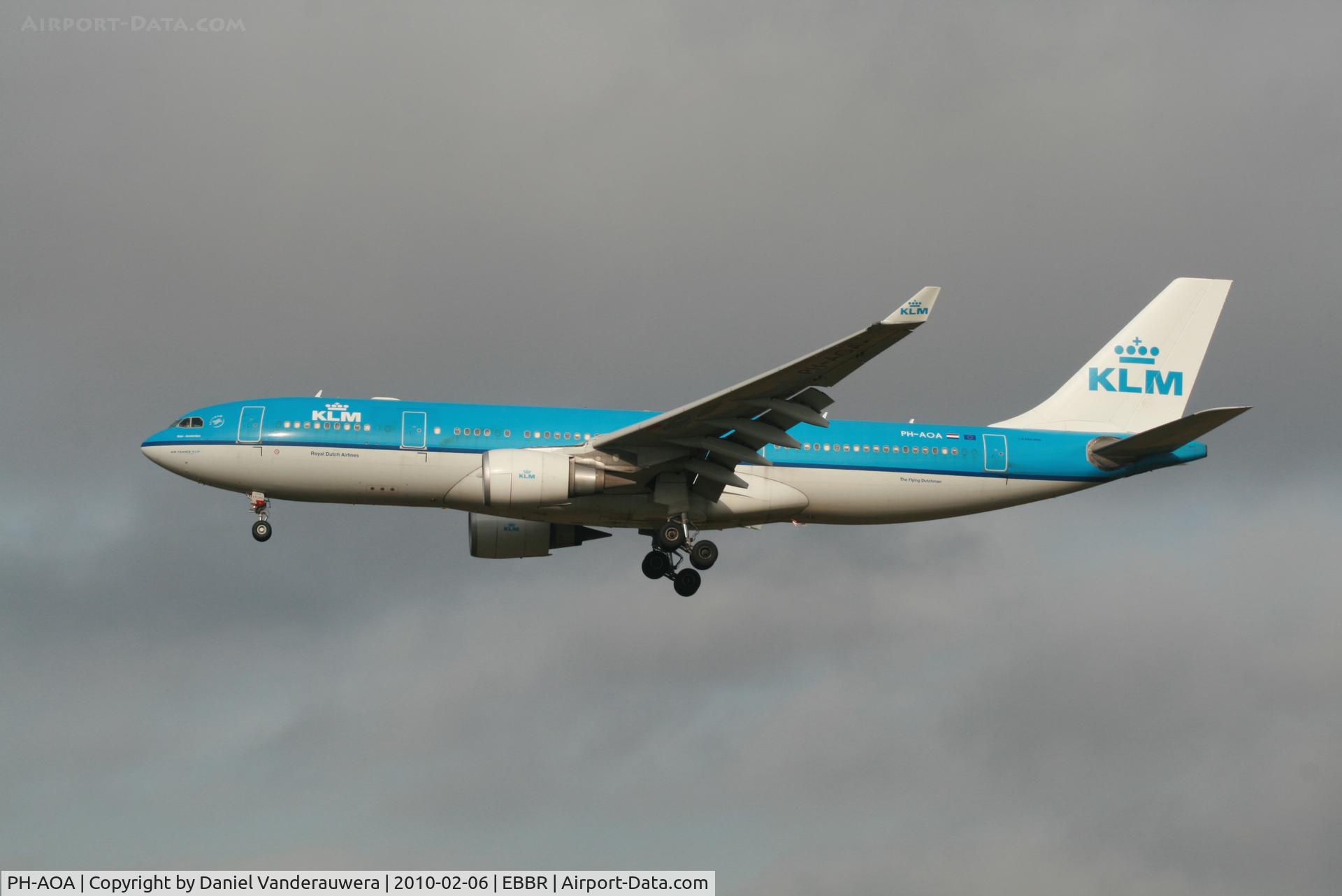 PH-AOA, 2005 Airbus A330-203 C/N 682, Descending to RWY 25L