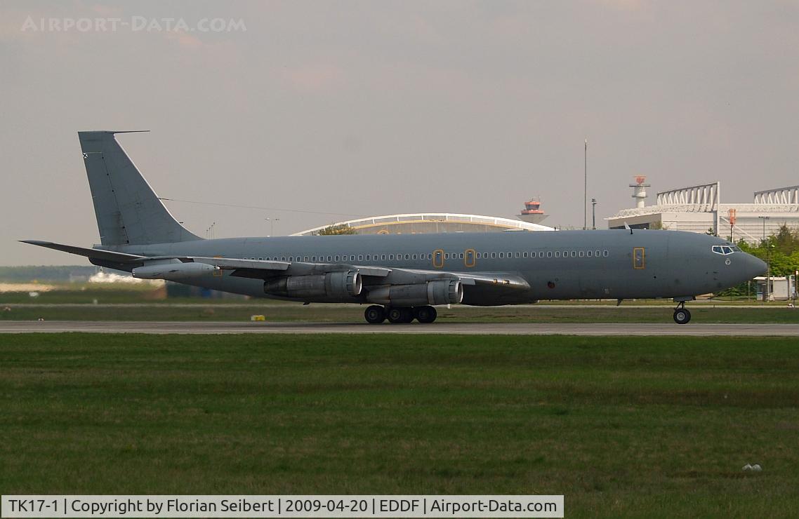TK17-1, 1969 Boeing 707-331B C/N 20060, powering down runway 18