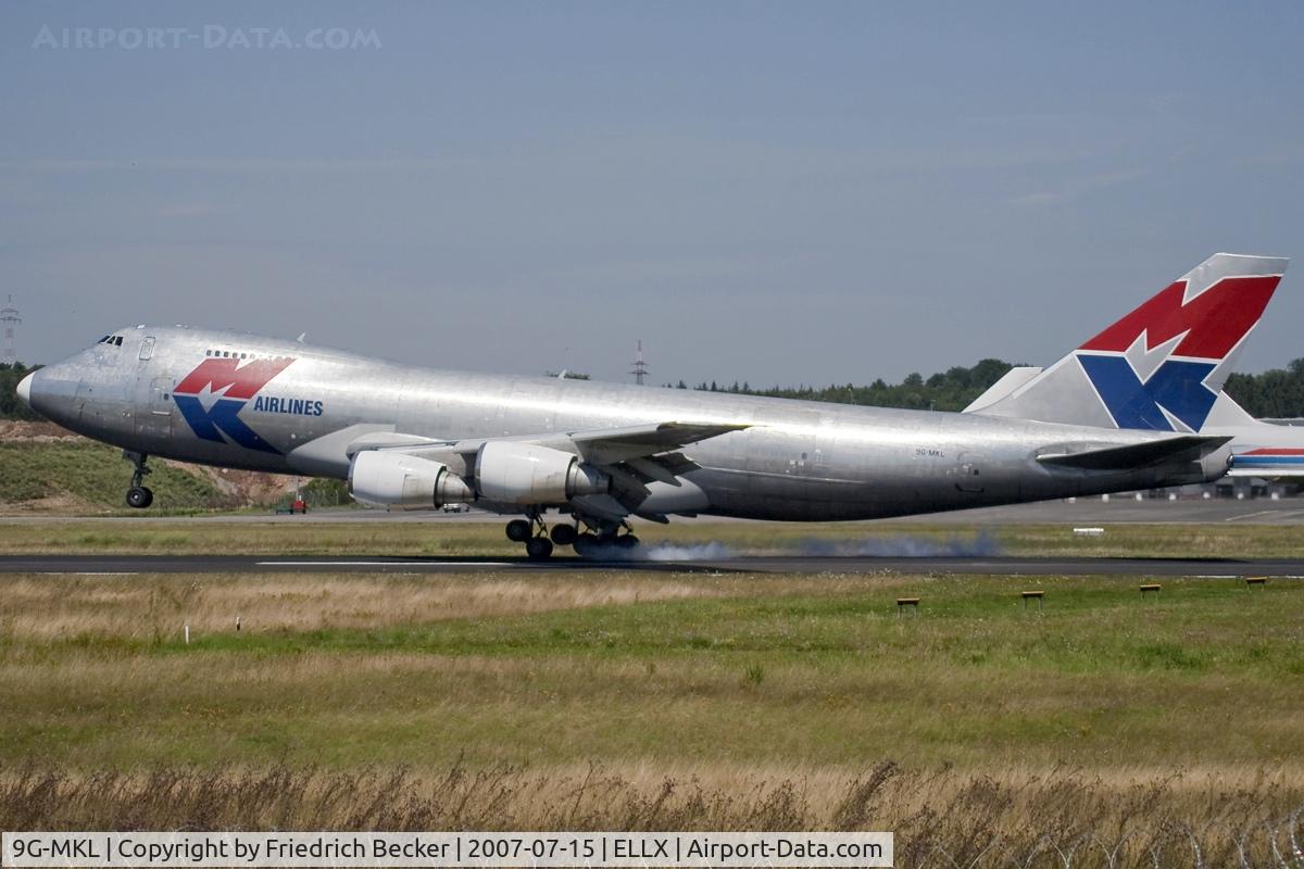 9G-MKL, 1979 Boeing 747-2R7F/SCD C/N 21650, touchdown